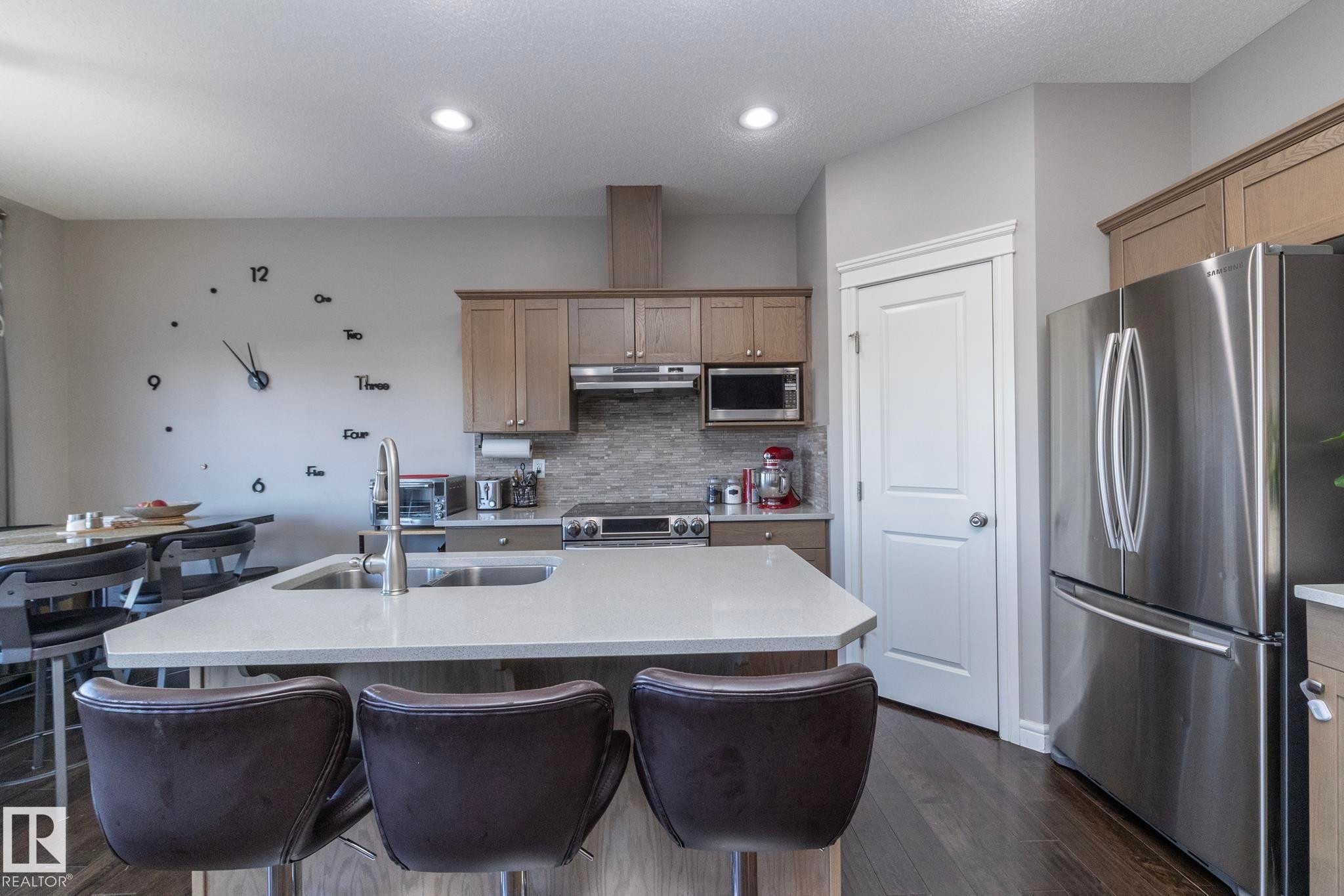 2208 Casey Crescent, Edmonton, AB - Indoor Photo Showing Kitchen With Upgraded Kitchen