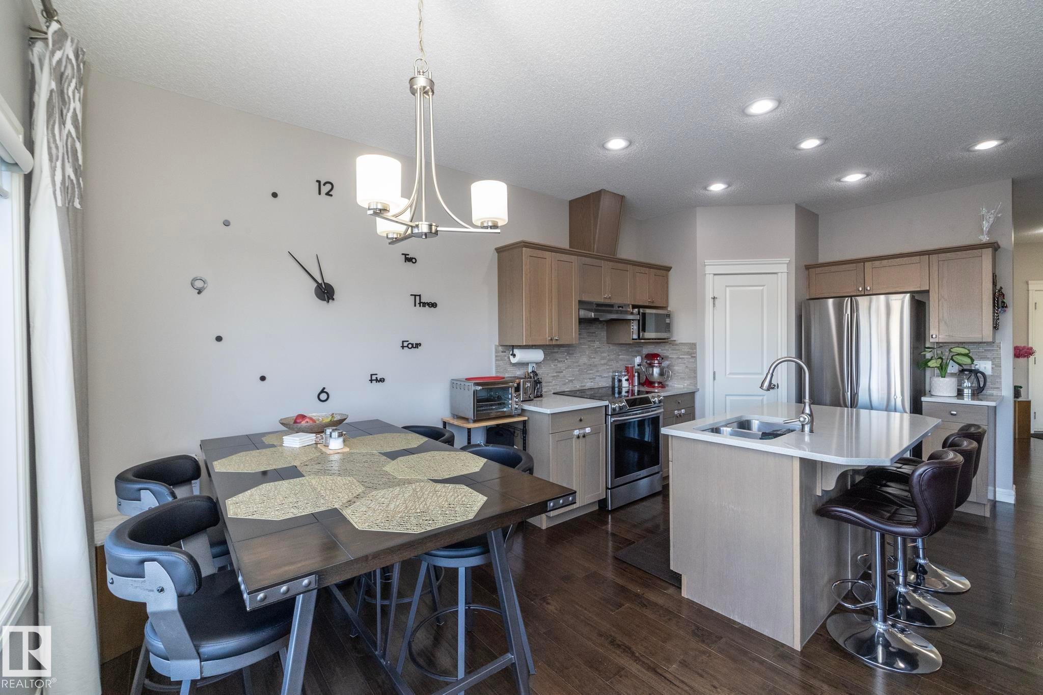2208 Casey Crescent, Edmonton, AB - Indoor Photo Showing Kitchen With Double Sink With Upgraded Kitchen