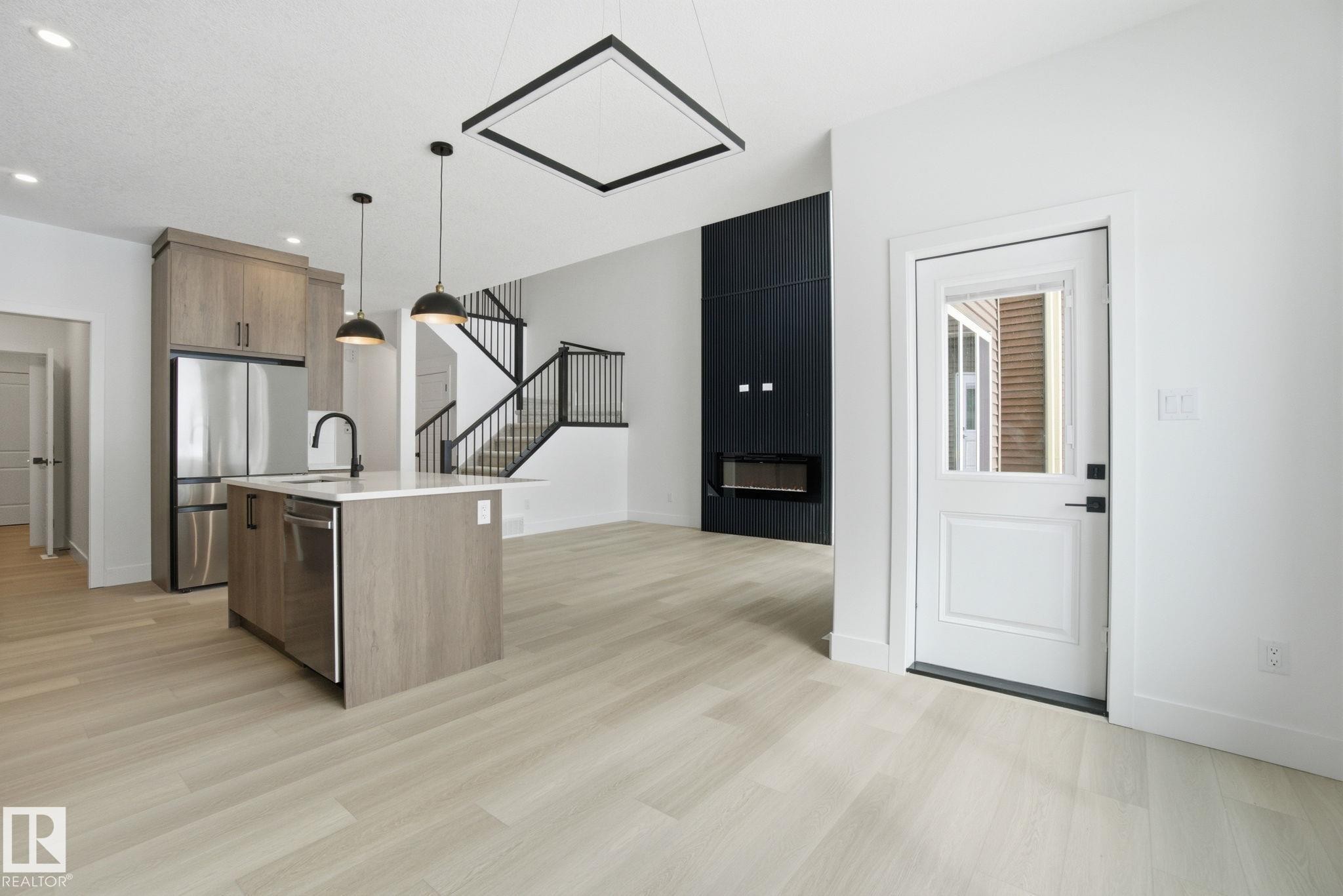 1405 Osprey Crest, Edmonton, AB - Indoor Photo Showing Kitchen