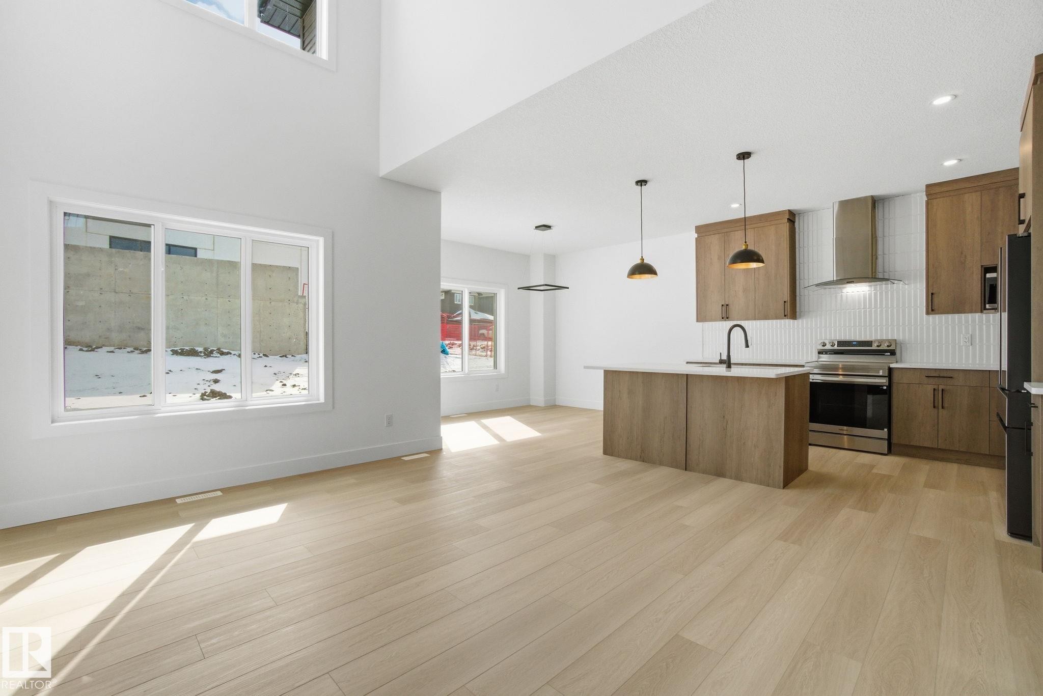 1405 Osprey Crest, Edmonton, AB - Indoor Photo Showing Kitchen With Upgraded Kitchen