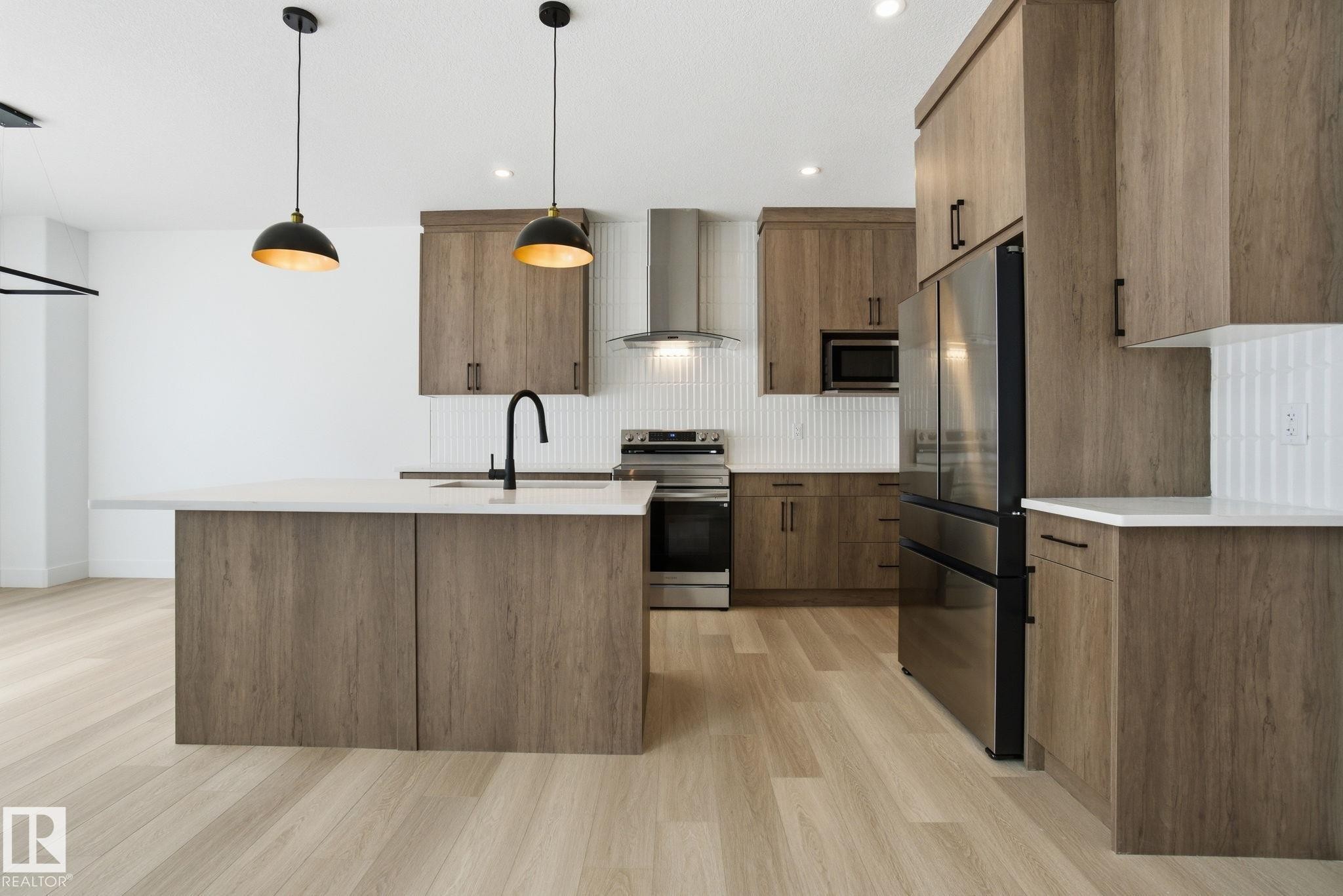 1405 Osprey Crest, Edmonton, AB - Indoor Photo Showing Kitchen With Upgraded Kitchen