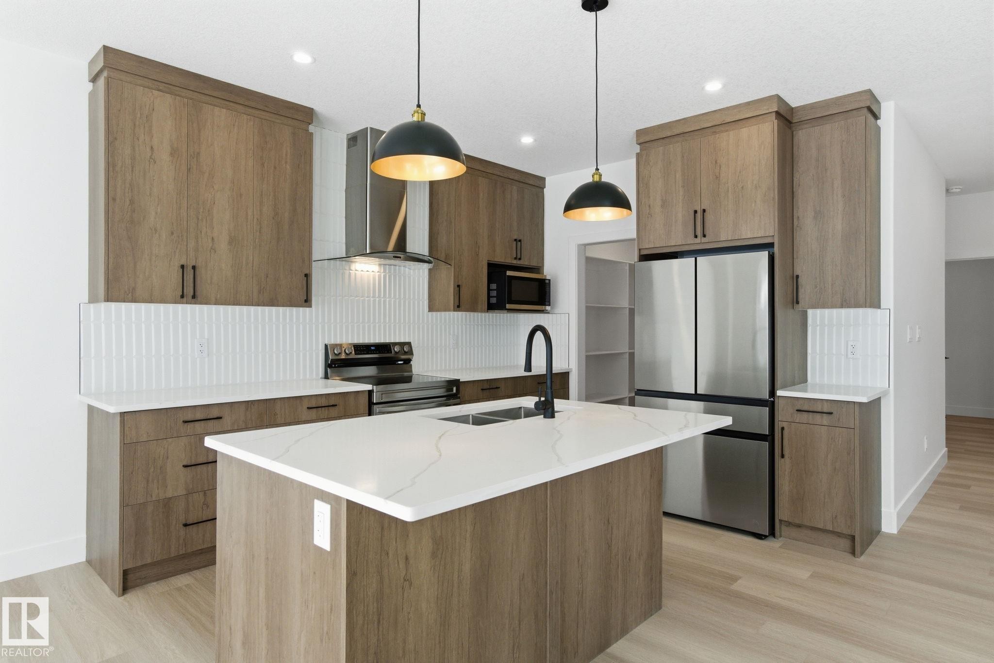 1405 Osprey Crest, Edmonton, AB - Indoor Photo Showing Kitchen With Upgraded Kitchen