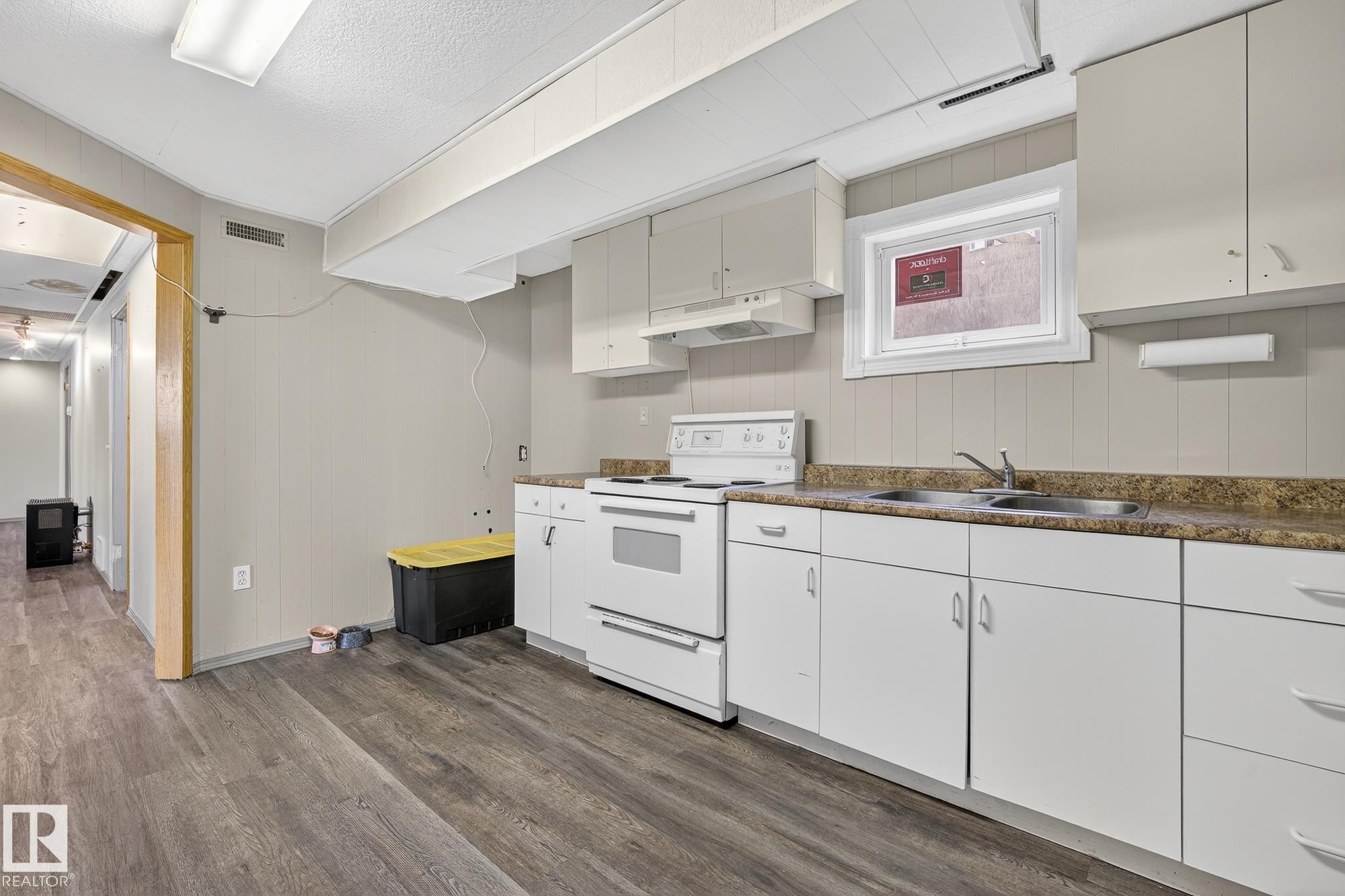 320 1 Avenue, Thorhild, AB - Indoor Photo Showing Kitchen With Double Sink