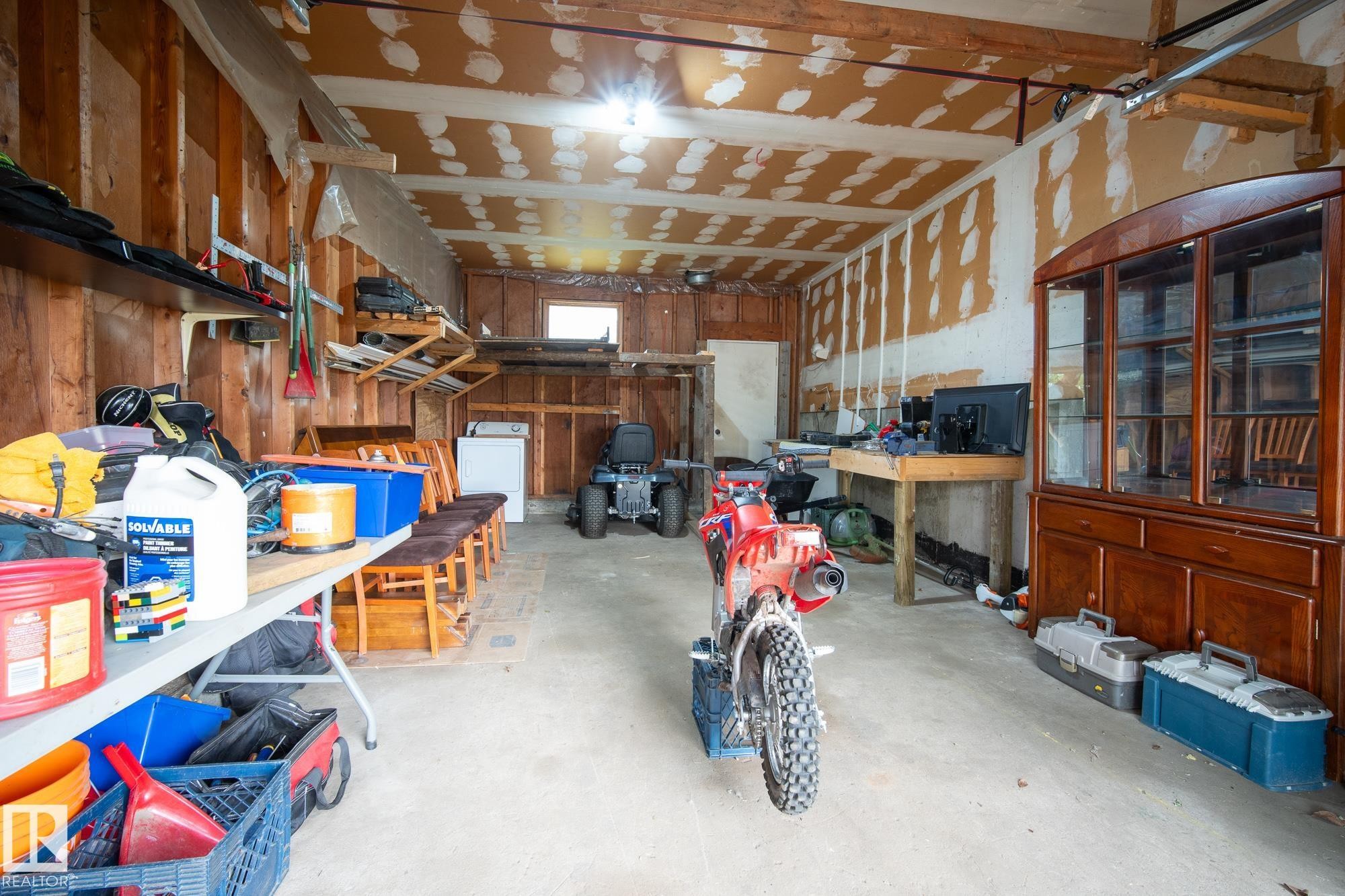 320 1 Avenue, Thorhild, AB - Indoor Photo Showing Garage