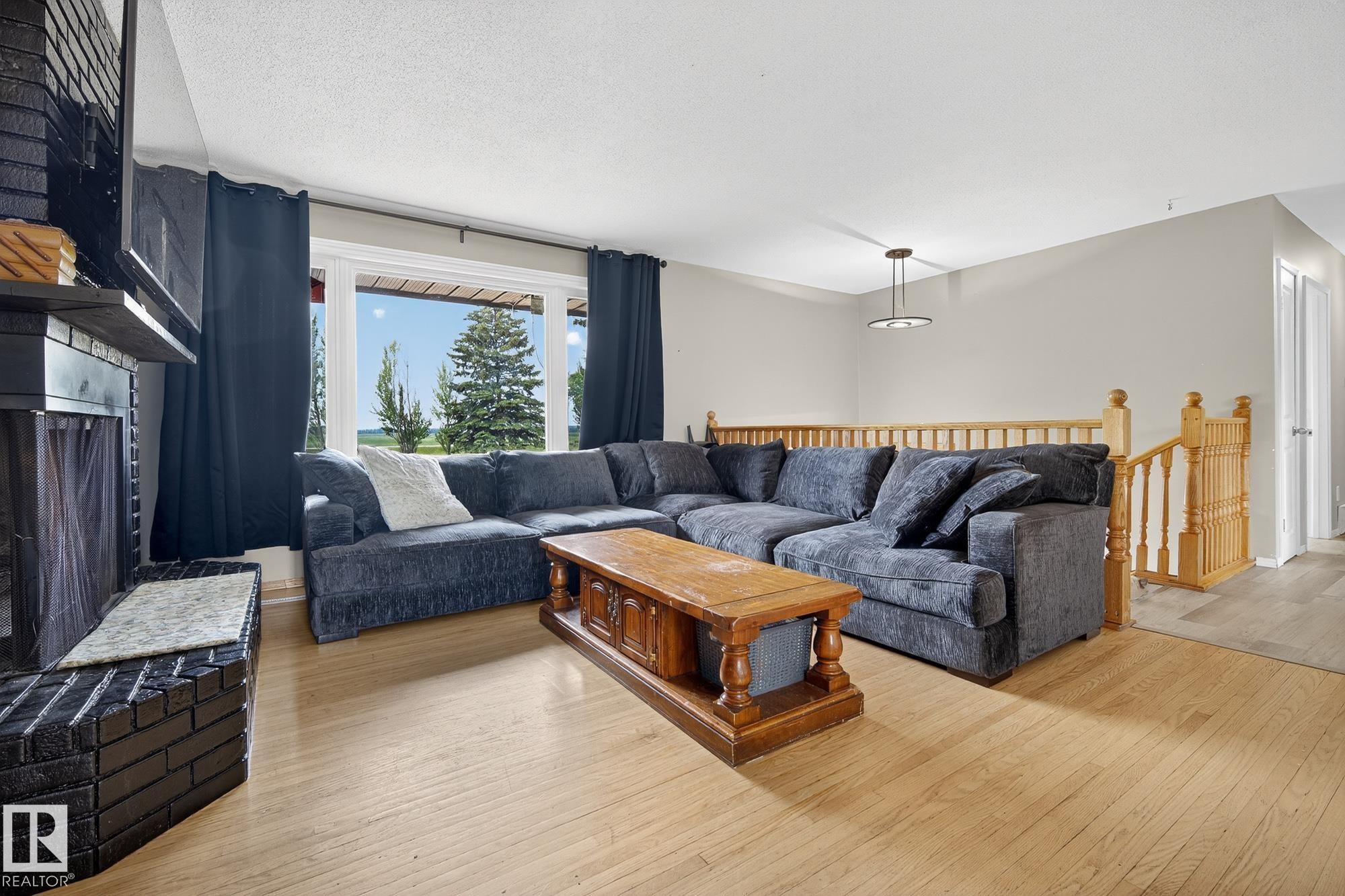 320 1 Avenue, Thorhild, AB - Indoor Photo Showing Living Room