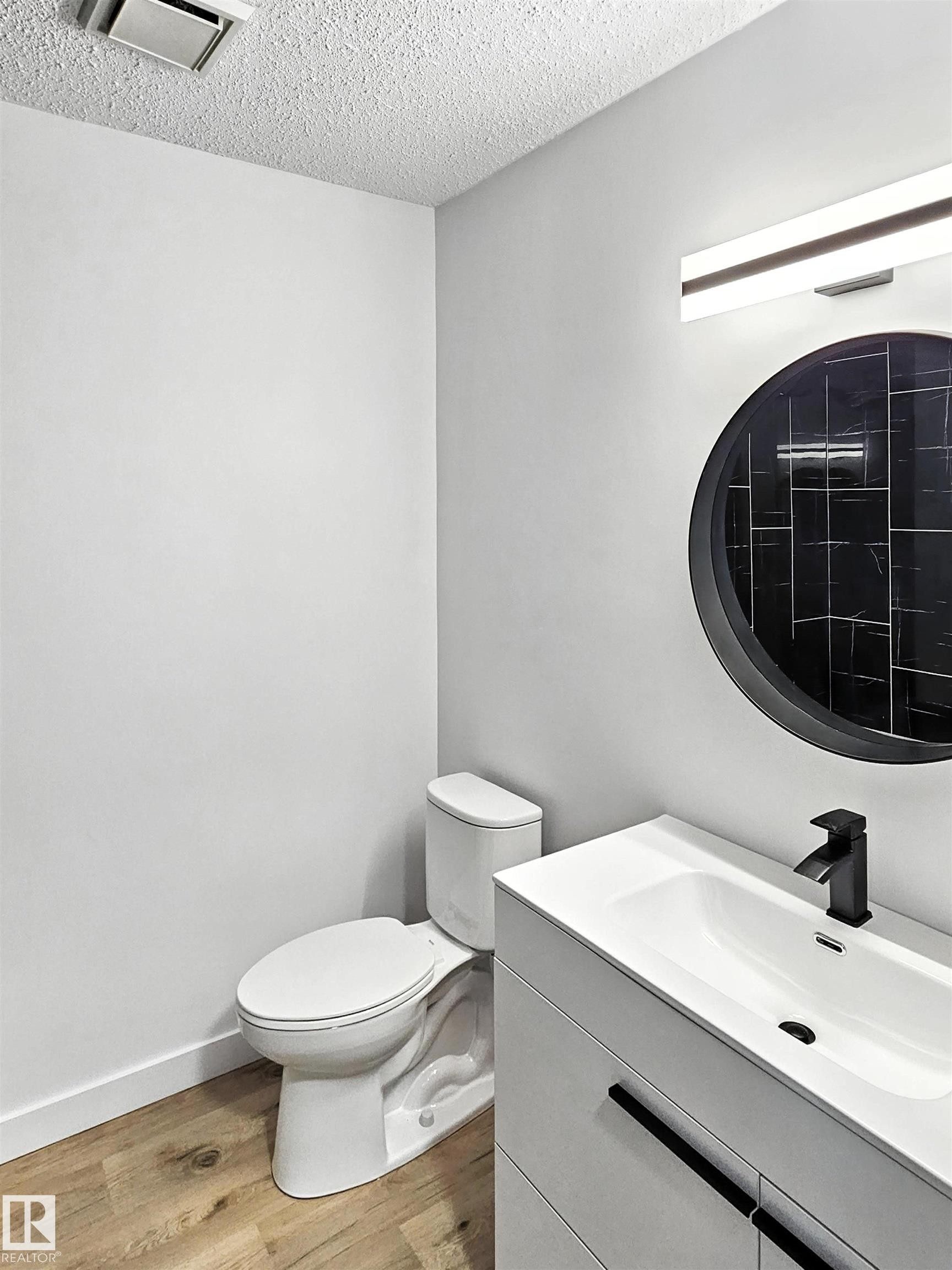 11523 82 Street, Edmonton, AB - Indoor Photo Showing Bathroom