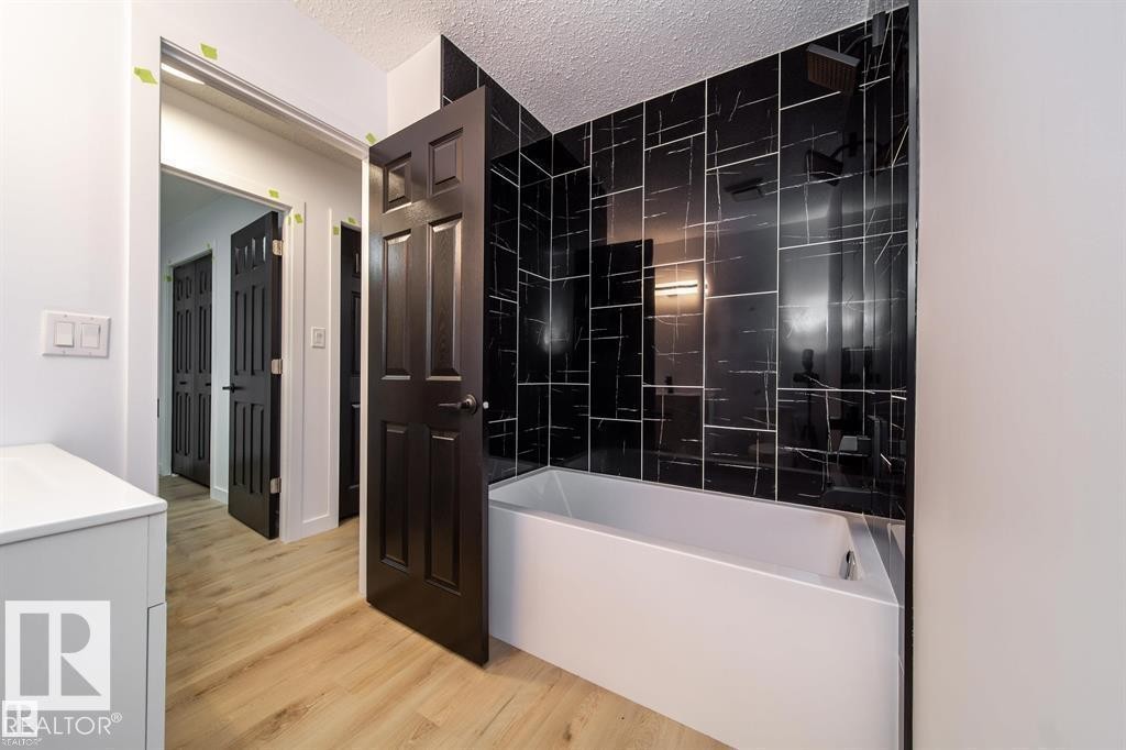 11523 82 Street, Edmonton, AB - Indoor Photo Showing Bathroom