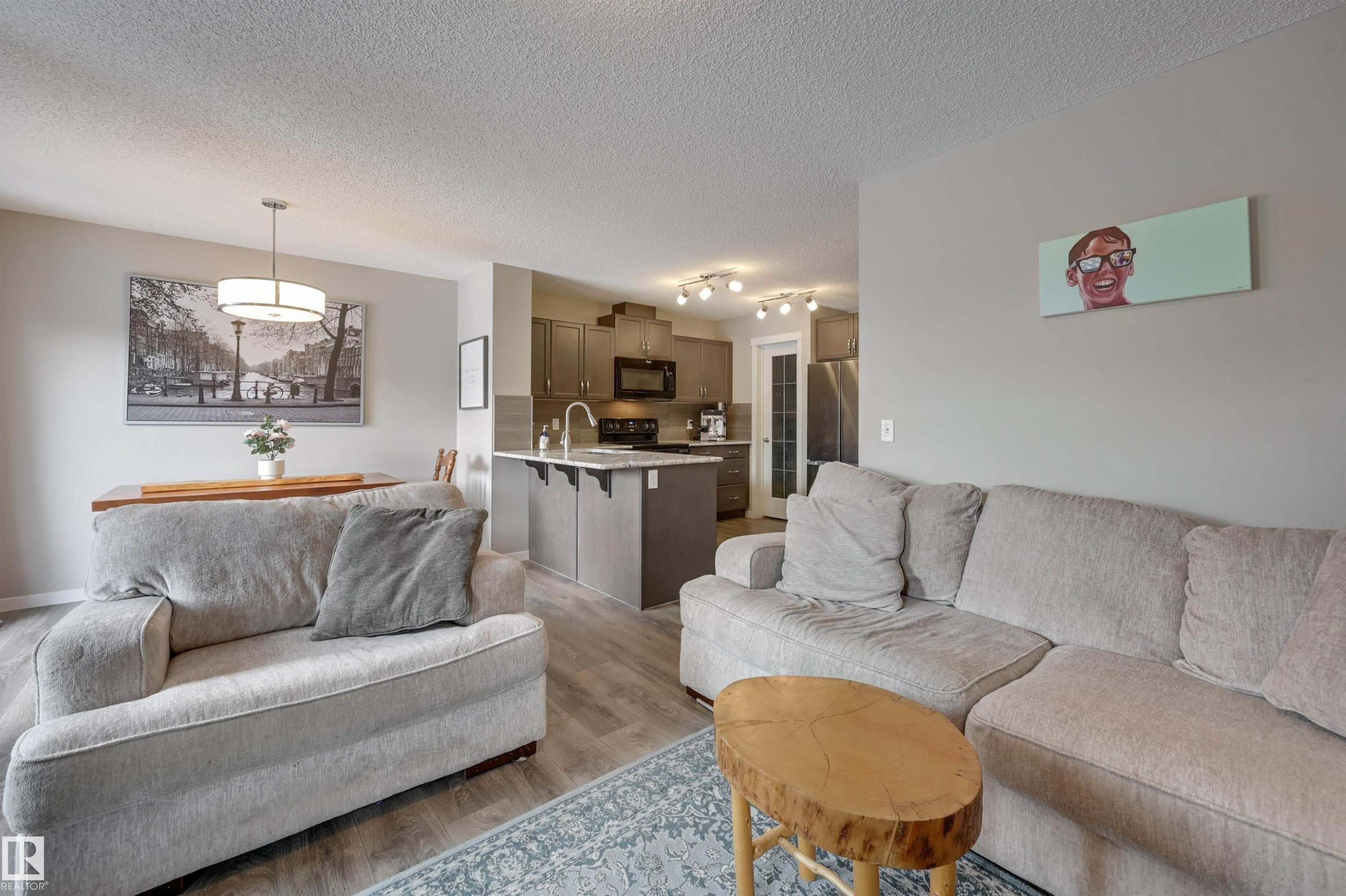 921 Ebbers Crescent, Edmonton, AB - Indoor Photo Showing Living Room