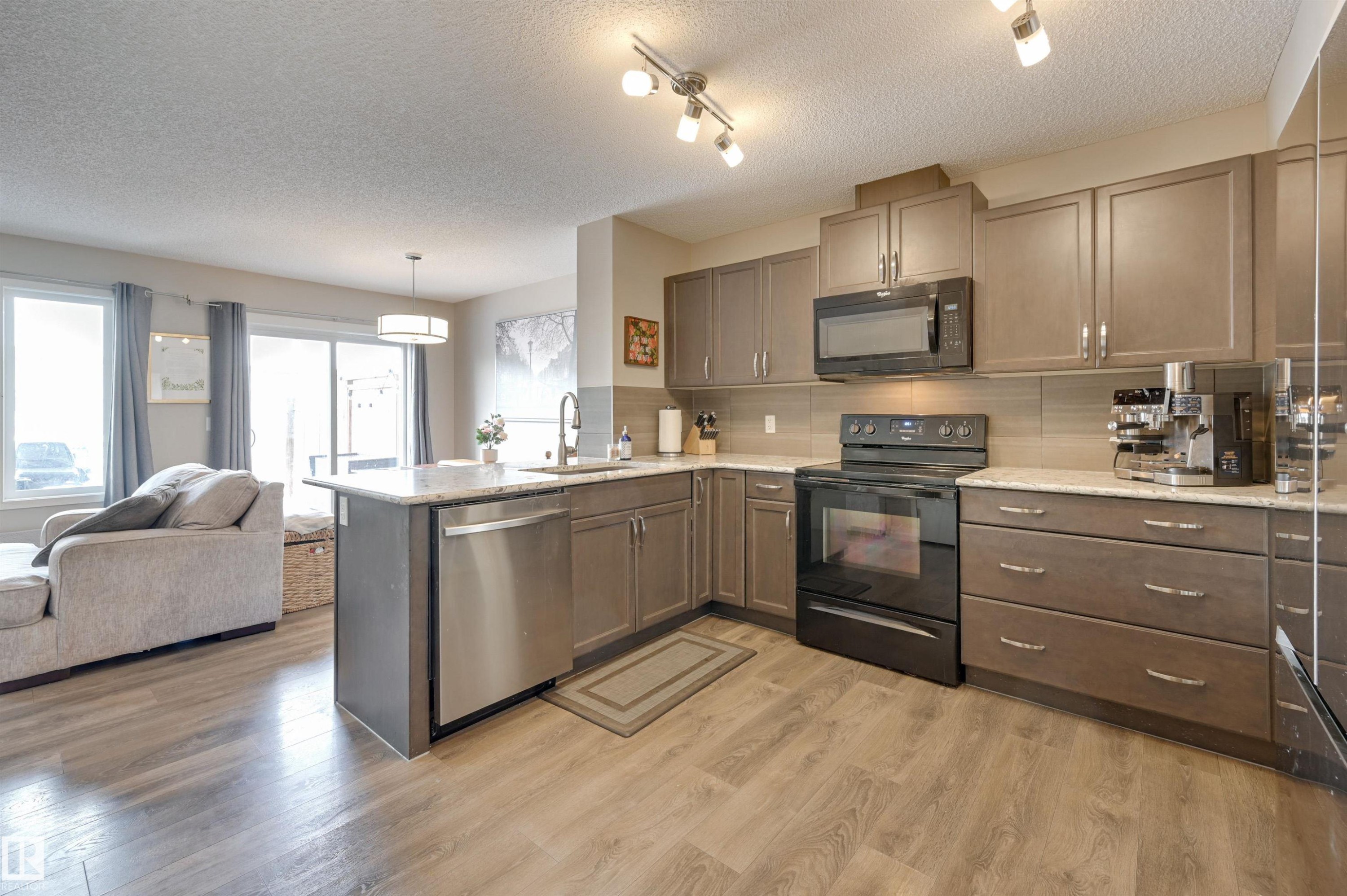 921 Ebbers Crescent, Edmonton, AB - Indoor Photo Showing Kitchen