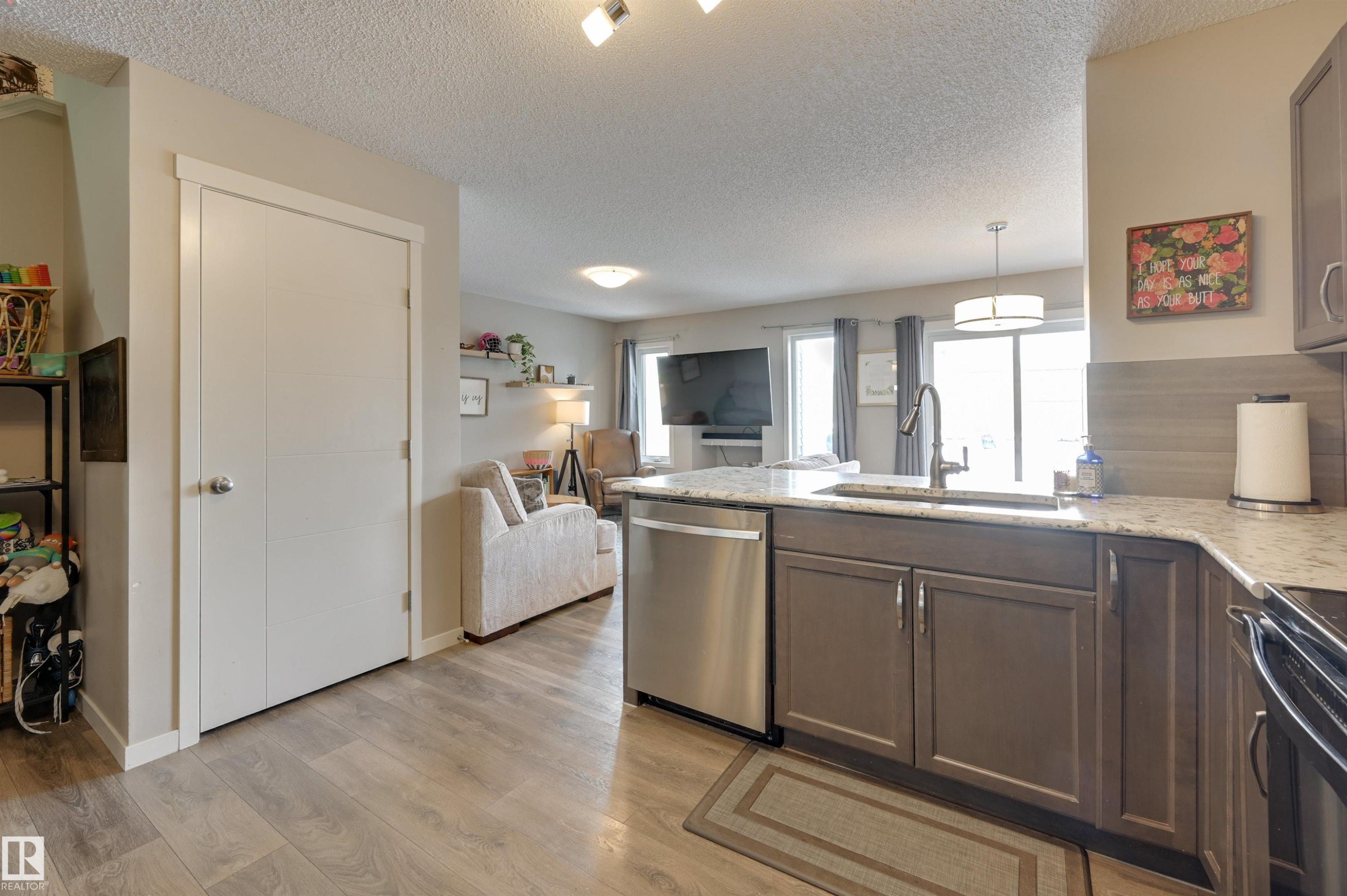 921 Ebbers Crescent, Edmonton, AB - Indoor Photo Showing Kitchen
