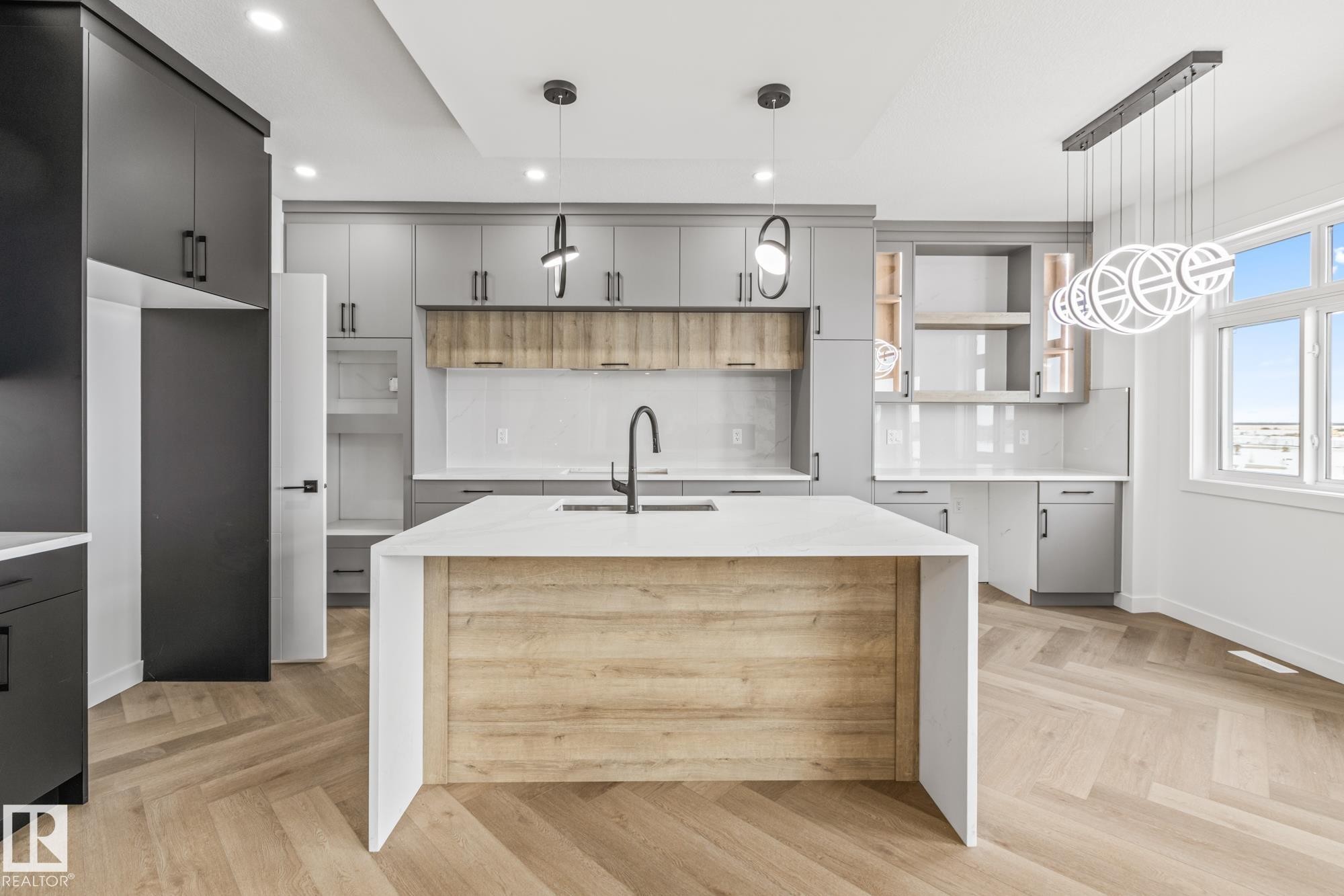 416 Pine Point(E), Leduc, AB - Indoor Photo Showing Kitchen With Upgraded Kitchen