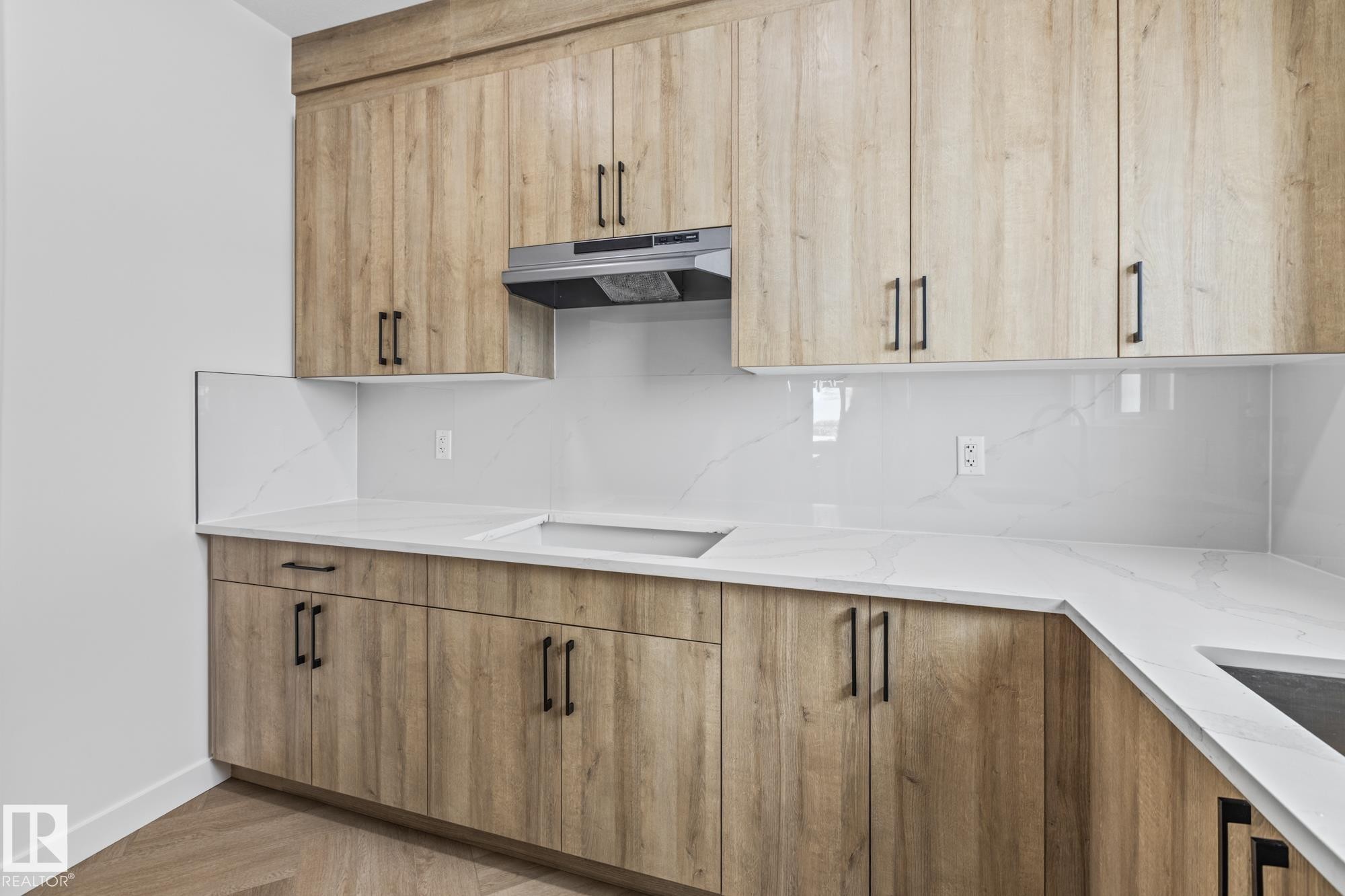 416 Pine Point(E), Leduc, AB - Indoor Photo Showing Kitchen