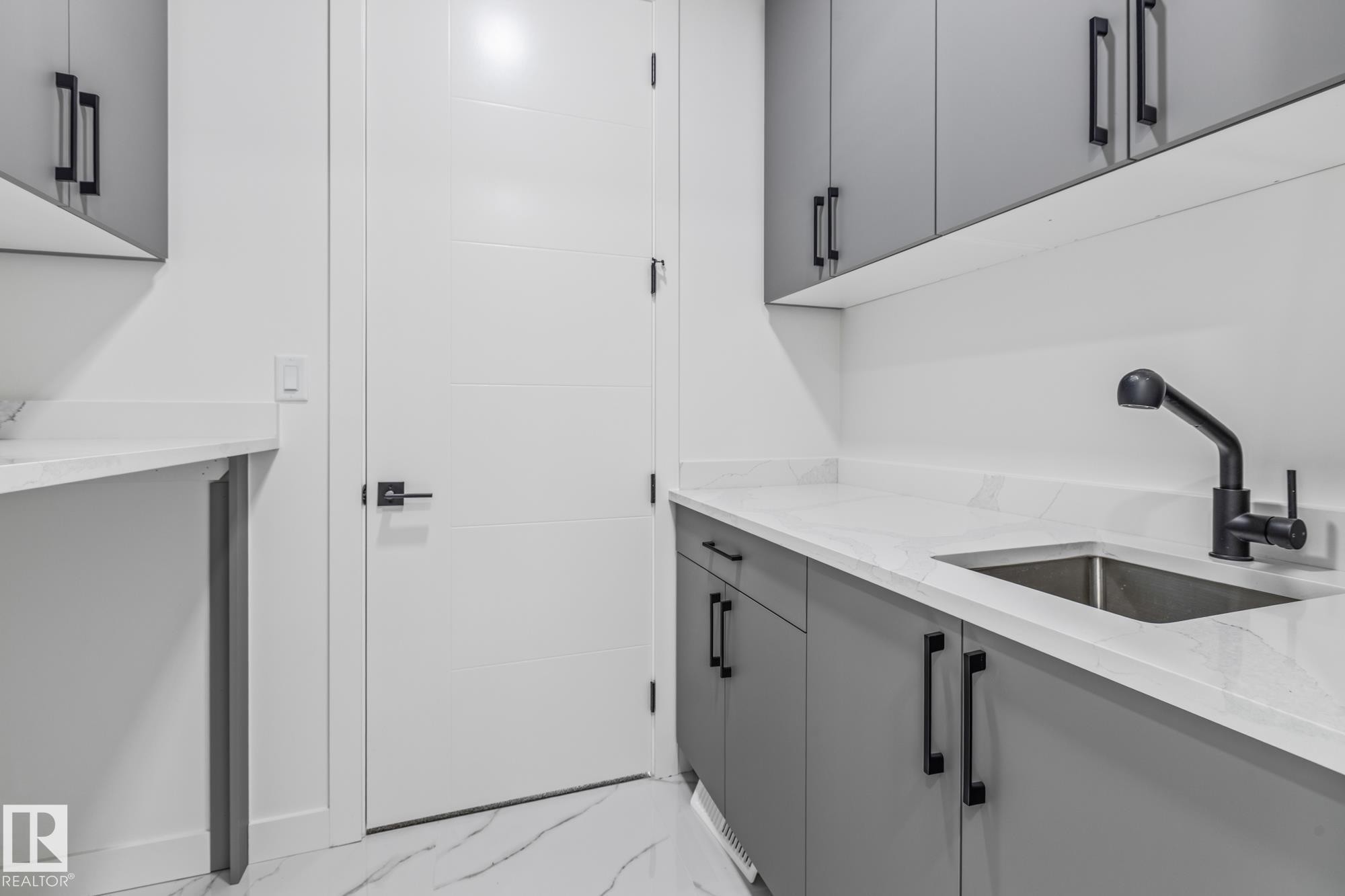 416 Pine Point(E), Leduc, AB - Indoor Photo Showing Kitchen