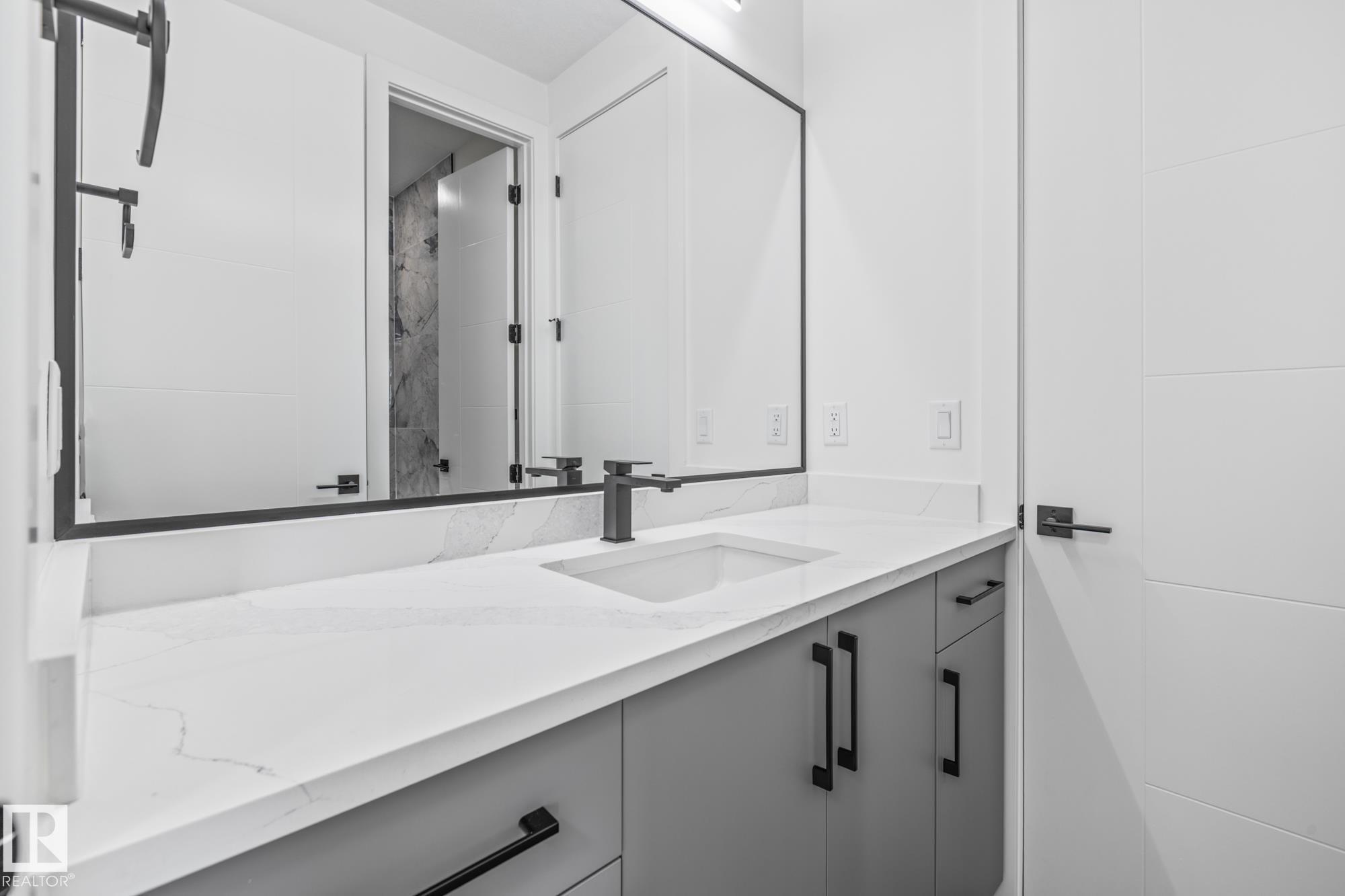 416 Pine Point(E), Leduc, AB - Indoor Photo Showing Bathroom