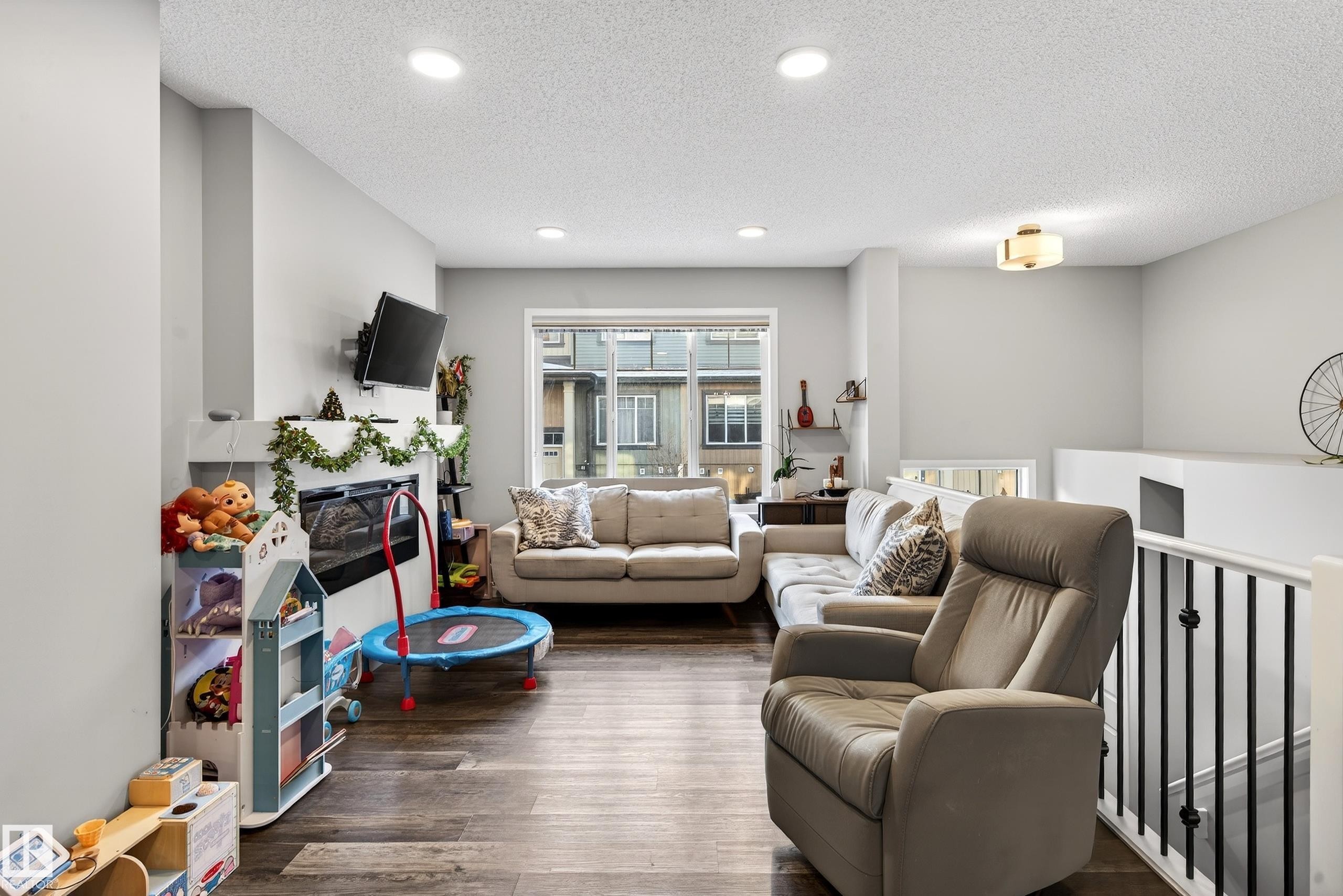 103 3305 Orchards Link, Edmonton, AB - Indoor Photo Showing Living Room