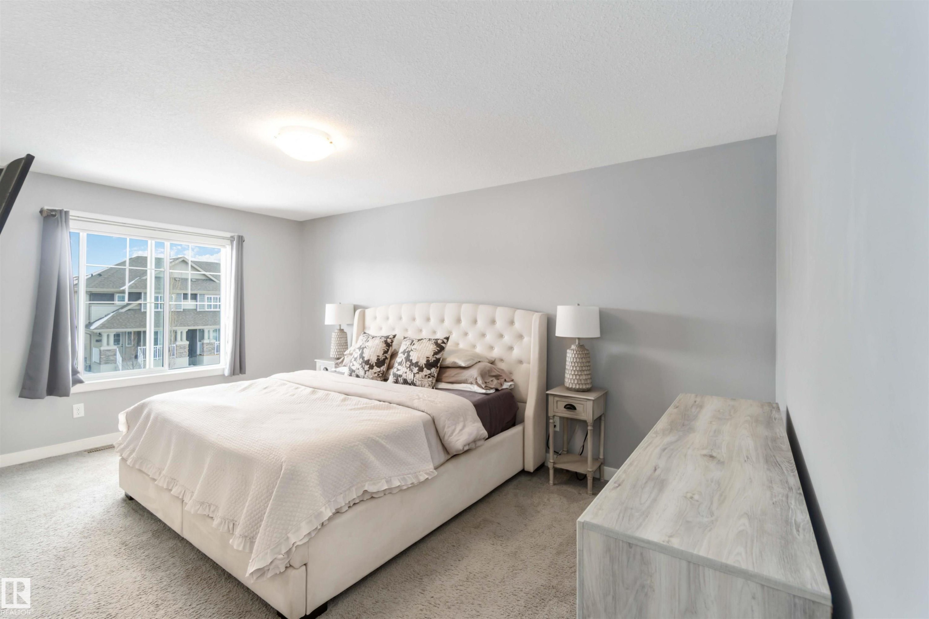 Bedroom with light carpet and baseboards - 17143 38 Street, Edmonton, AB - Indoor Photo Showing Bedroom