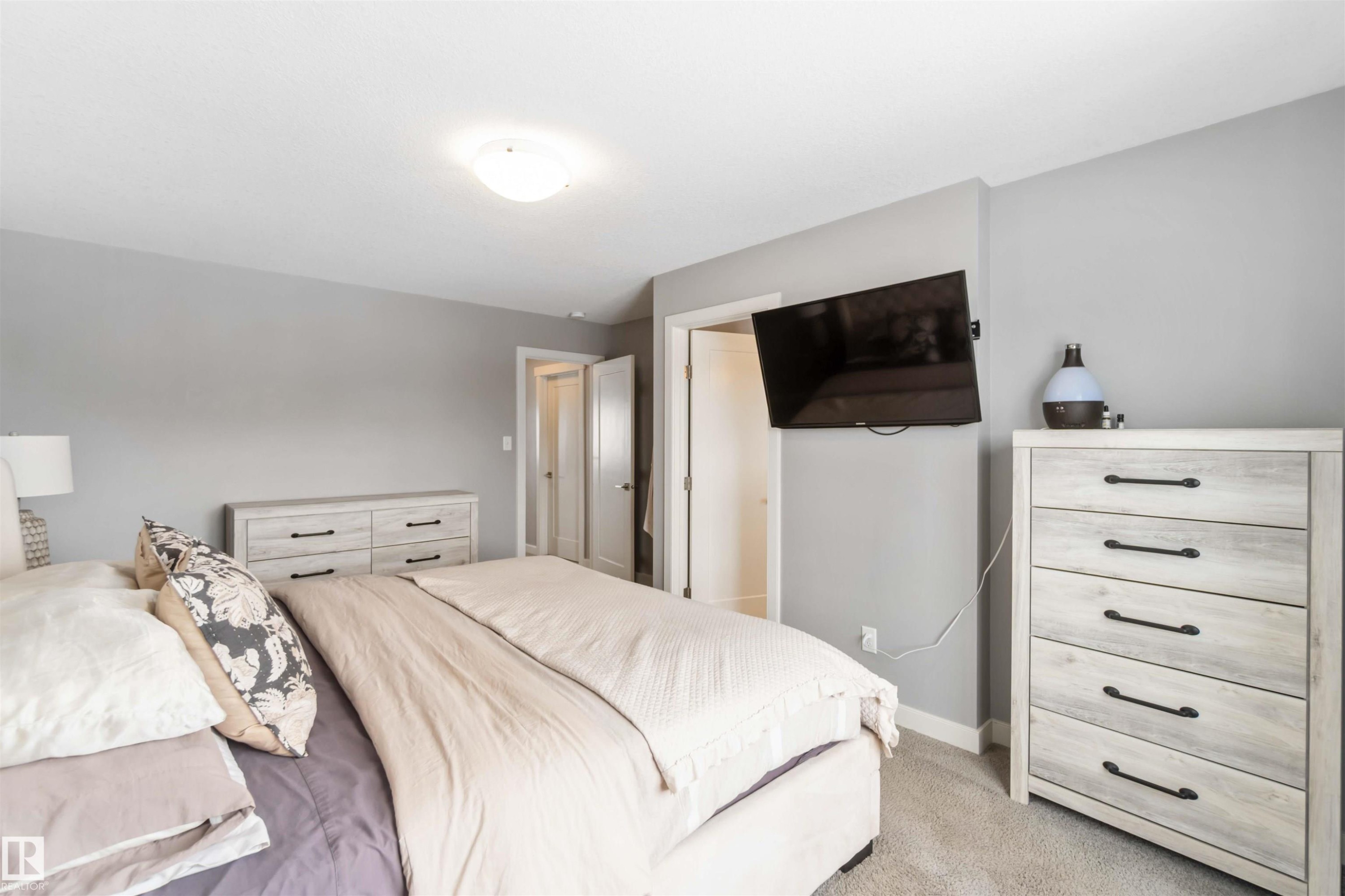Bedroom with light colored carpet and baseboards - 17143 38 Street, Edmonton, AB - Indoor Photo Showing Bedroom