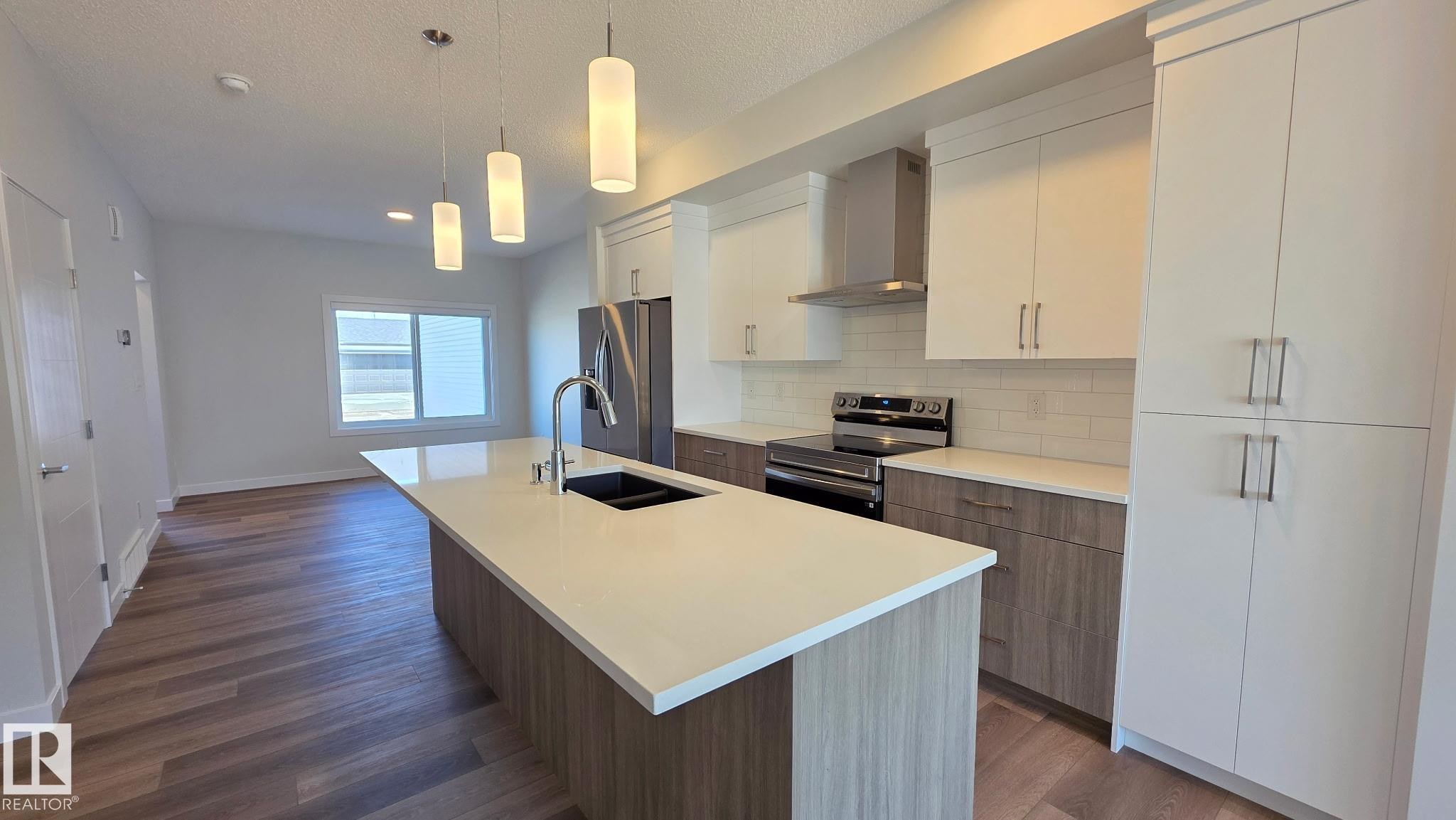 301 Brae Way, Leduc, AB - Indoor Photo Showing Kitchen With Double Sink With Upgraded Kitchen