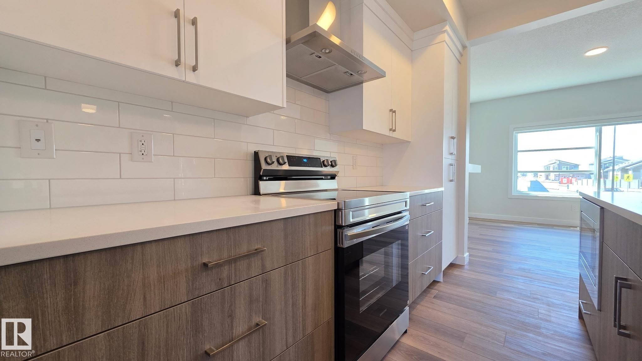 301 Brae Way, Leduc, AB - Indoor Photo Showing Kitchen With Upgraded Kitchen