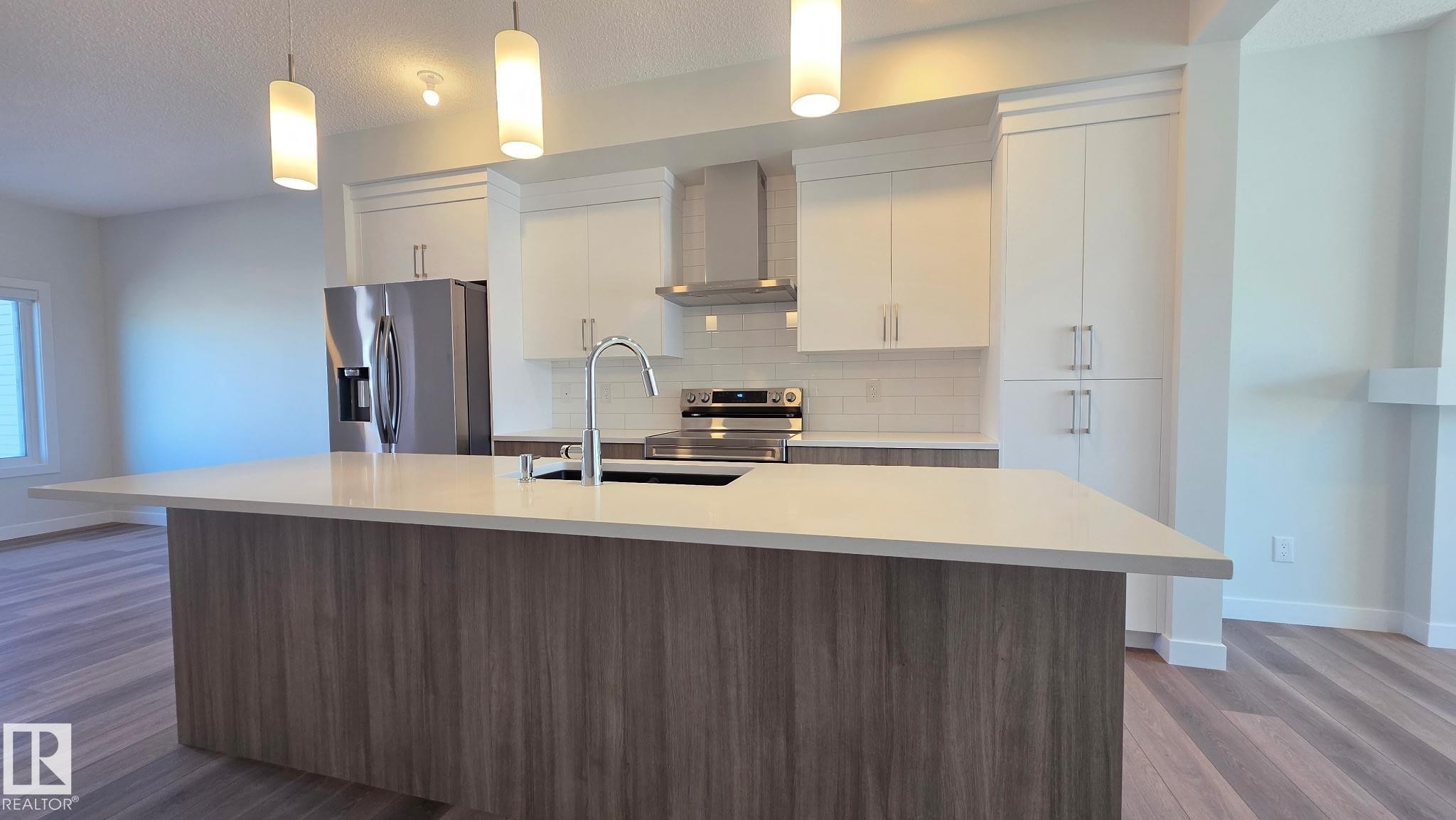 301 Brae Way, Leduc, AB - Indoor Photo Showing Kitchen With Upgraded Kitchen