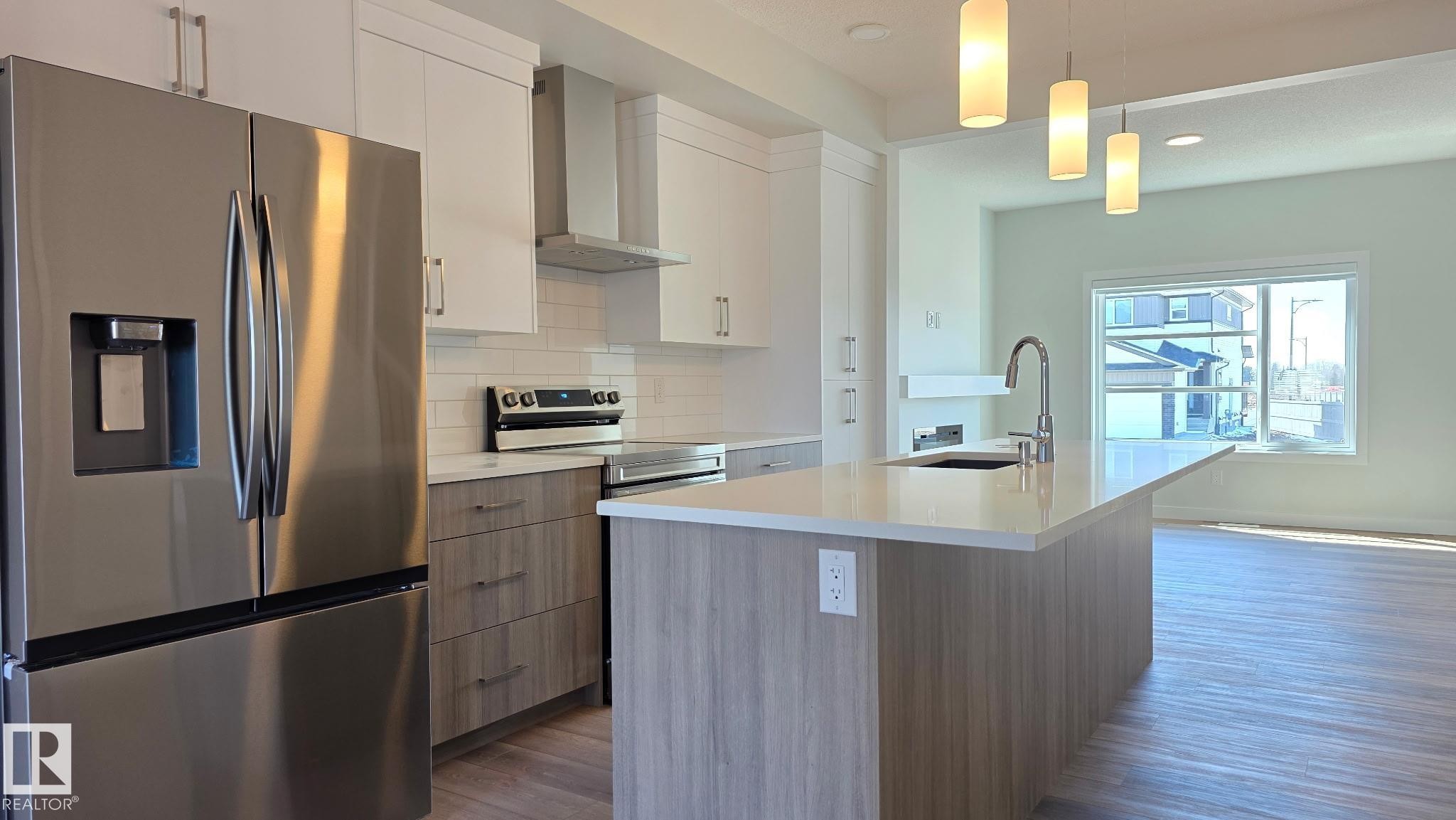301 Brae Way, Leduc, AB - Indoor Photo Showing Kitchen With Upgraded Kitchen