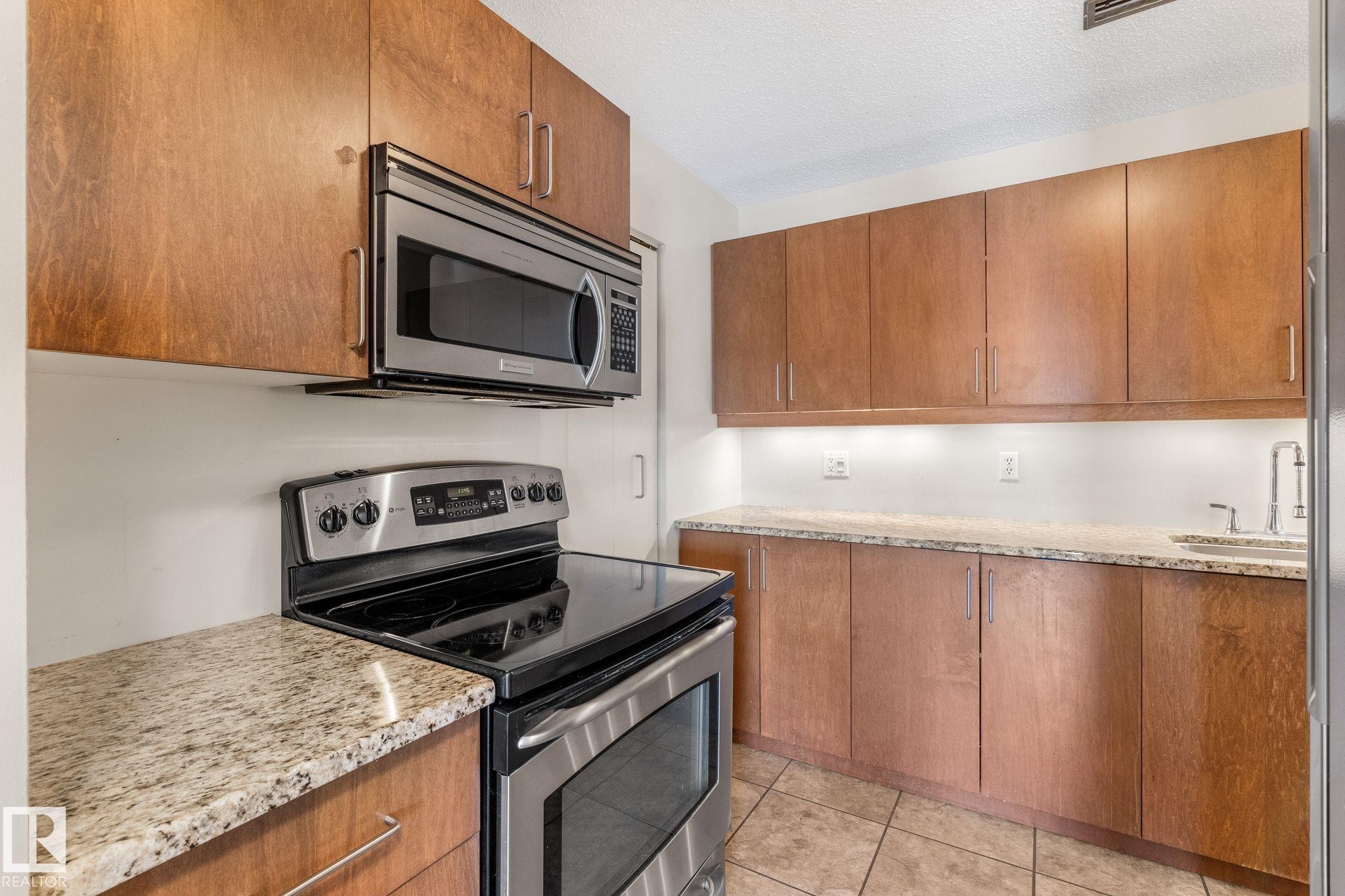 2324 151 Avenue, Edmonton, AB - Indoor Photo Showing Kitchen