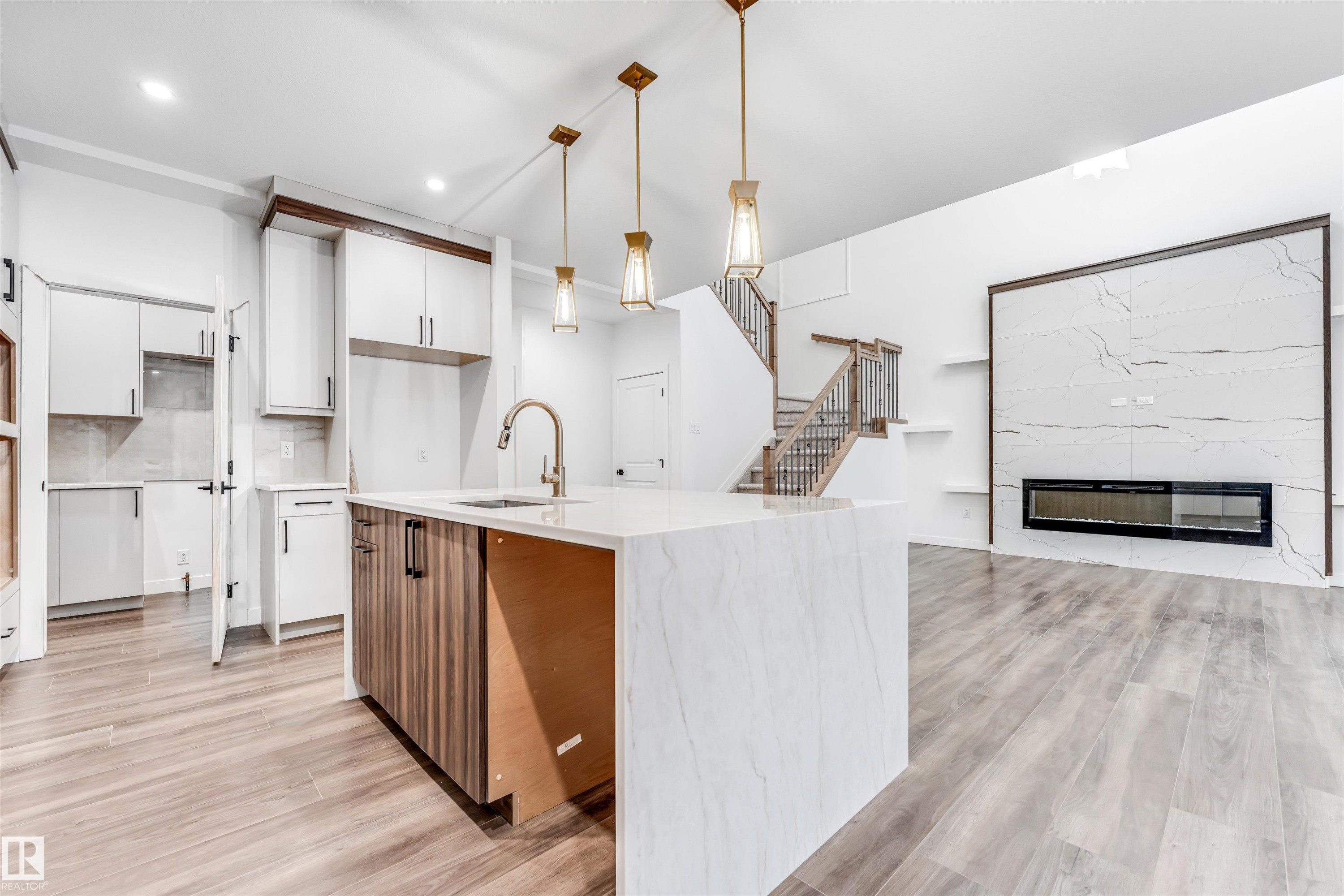 136 Creekside Lane, Leduc, AB - Indoor Photo Showing Kitchen With Upgraded Kitchen