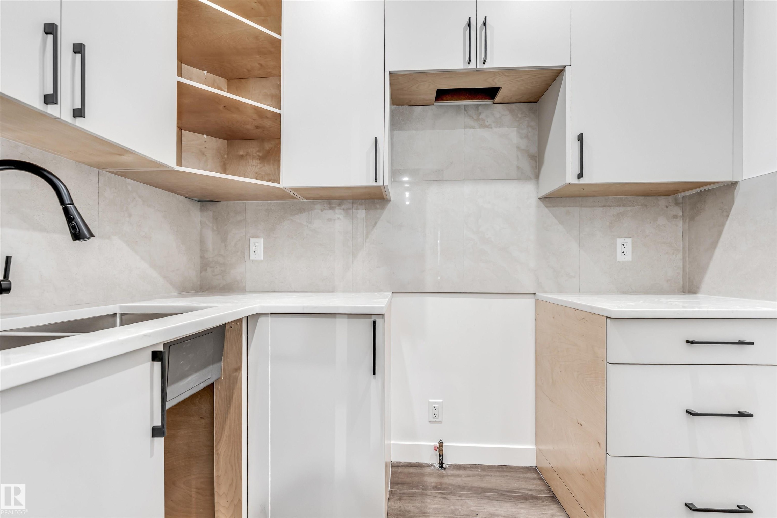 136 Creekside Lane, Leduc, AB - Indoor Photo Showing Kitchen With Upgraded Kitchen