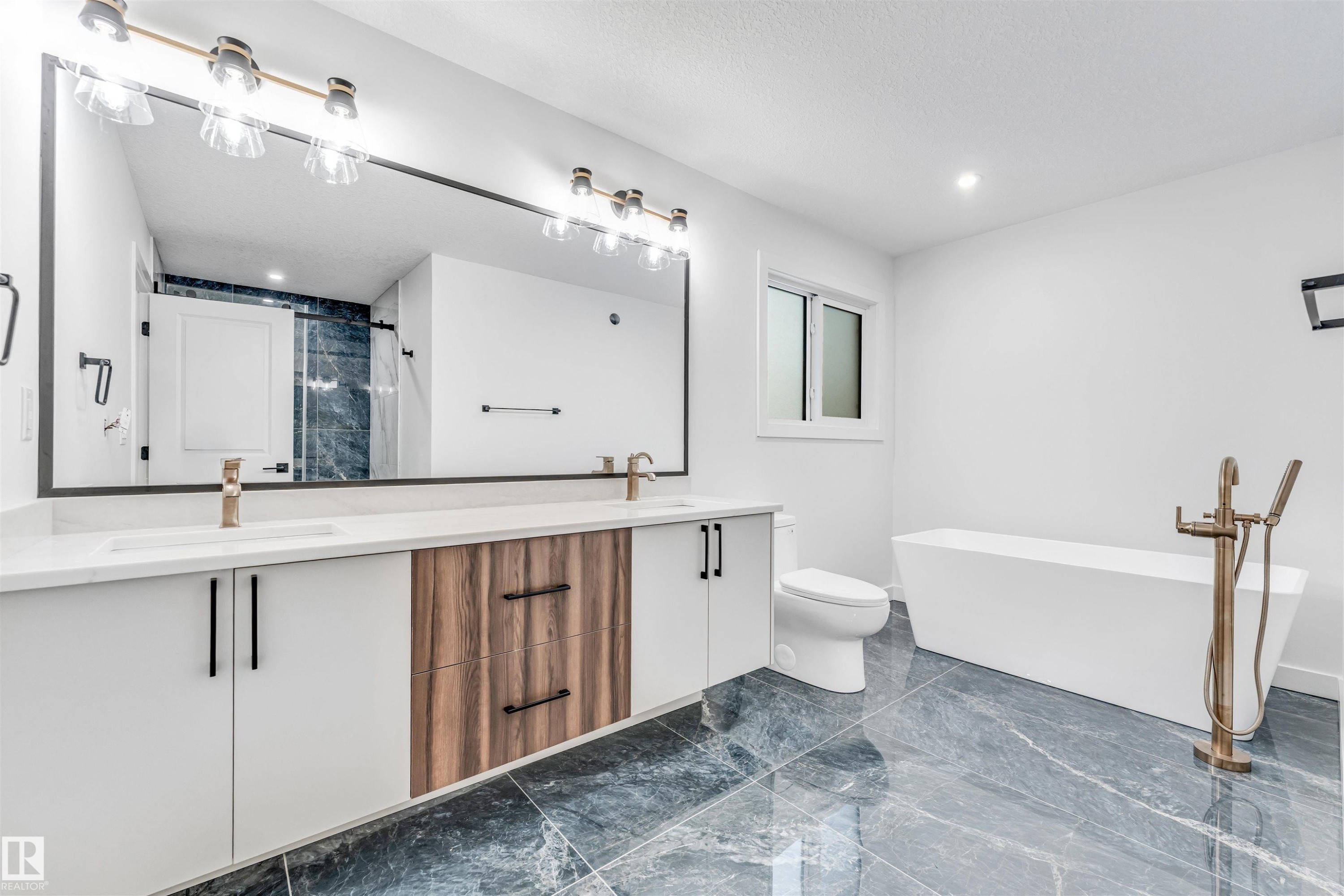 136 Creekside Lane, Leduc, AB - Indoor Photo Showing Bathroom