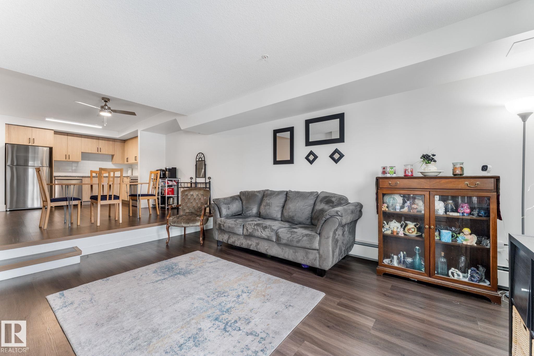 302 9504 182 Street, Edmonton, AB - Indoor Photo Showing Living Room