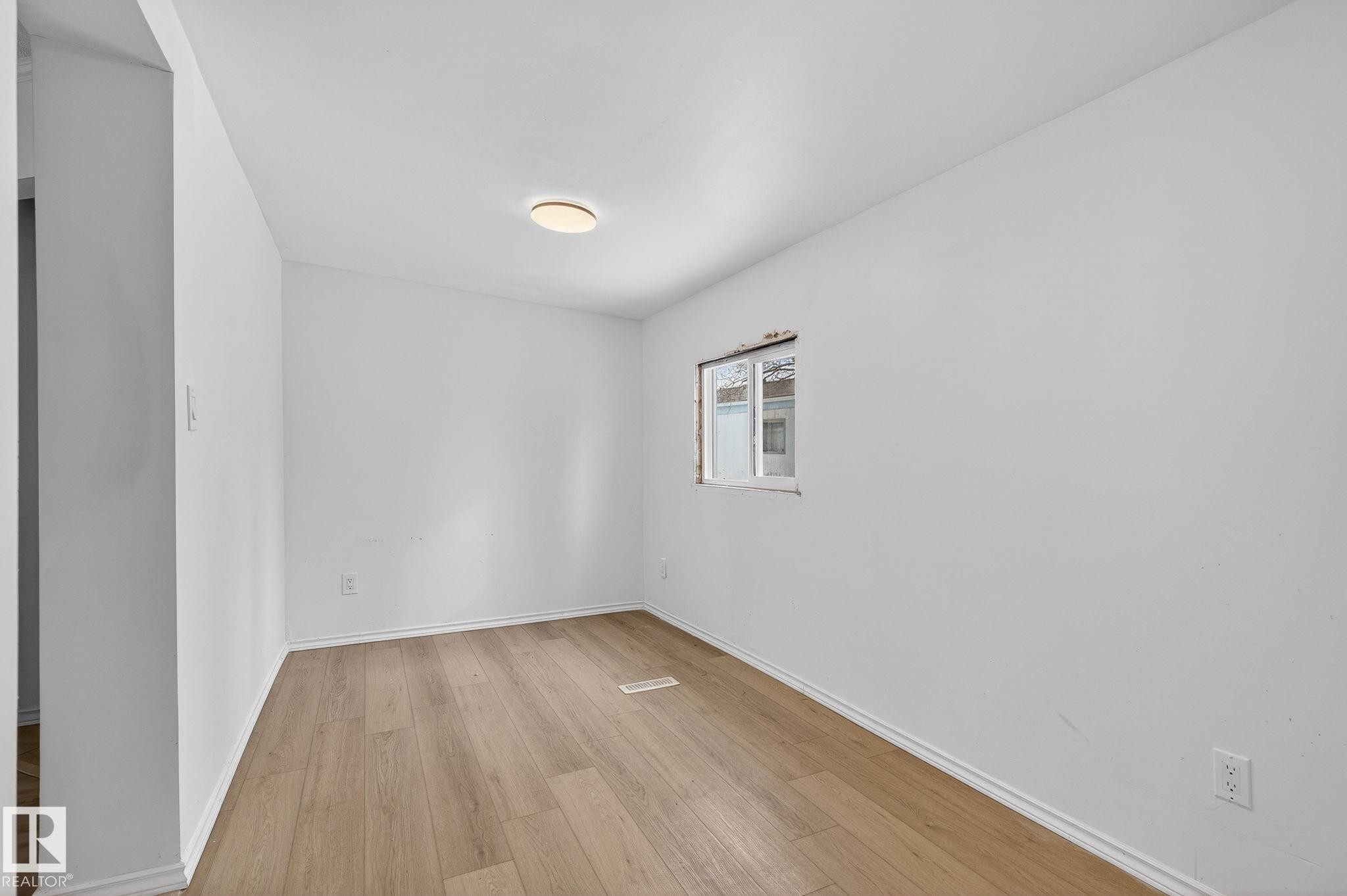 Spare room with light wood-type flooring and baseboards - 72 Evergreen Park, Edmonton, AB - Indoor Photo Showing Other Room
