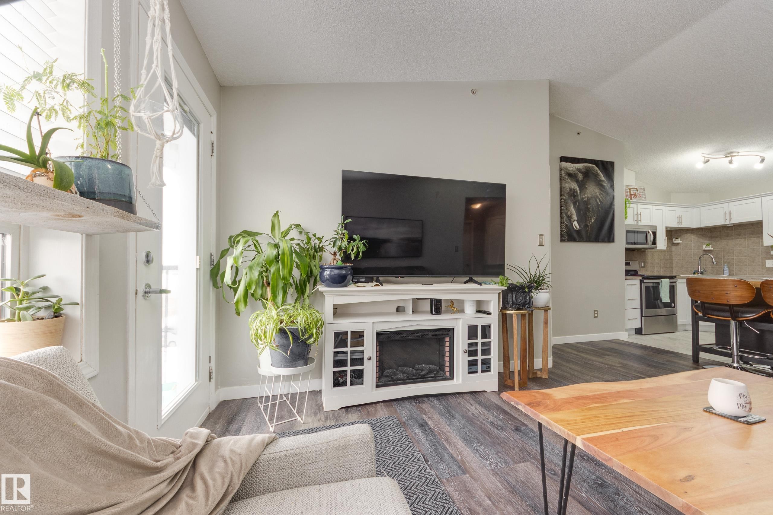 2412 9357 Simpson Drive, Edmonton, AB - Indoor Photo Showing Living Room