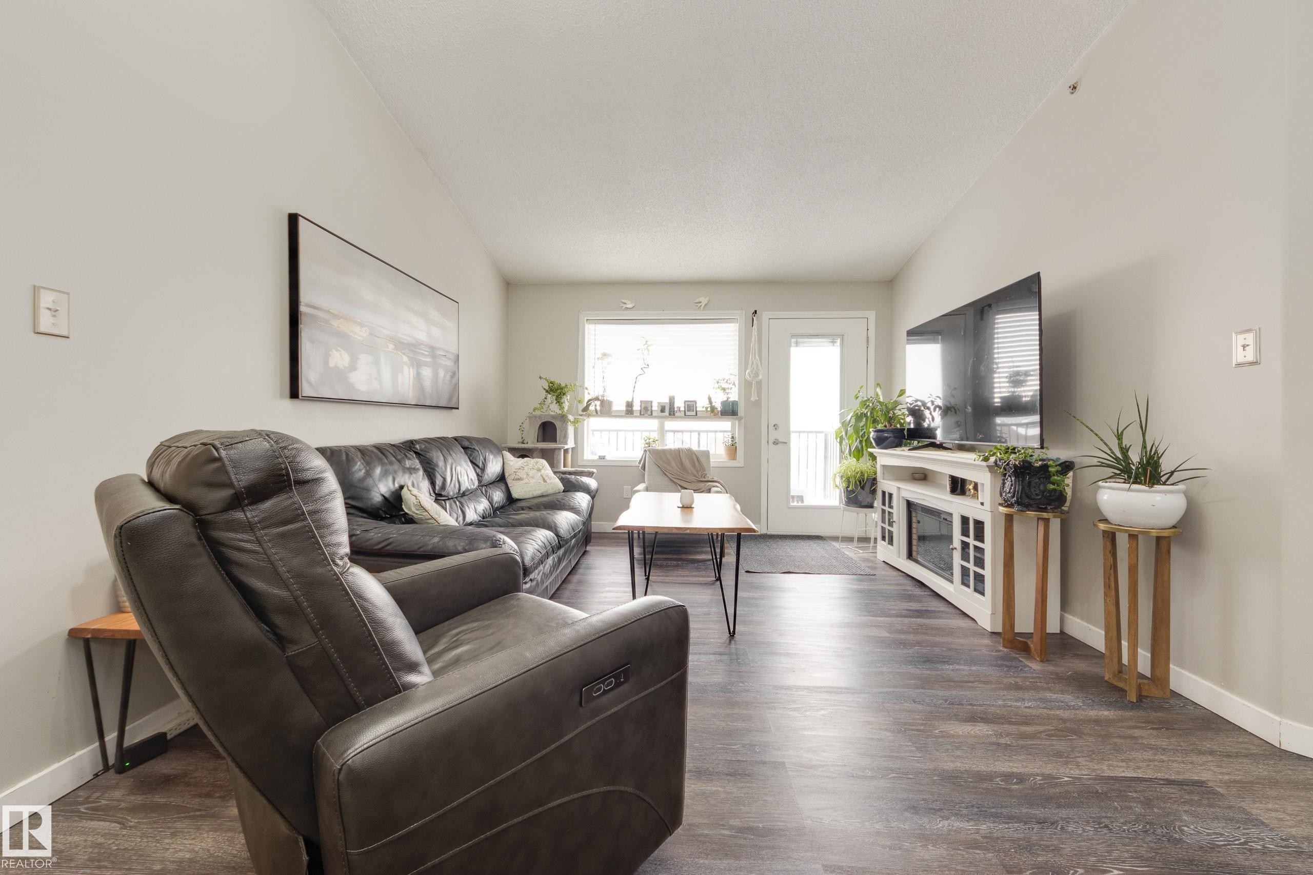 2412 9357 Simpson Drive, Edmonton, AB - Indoor Photo Showing Living Room