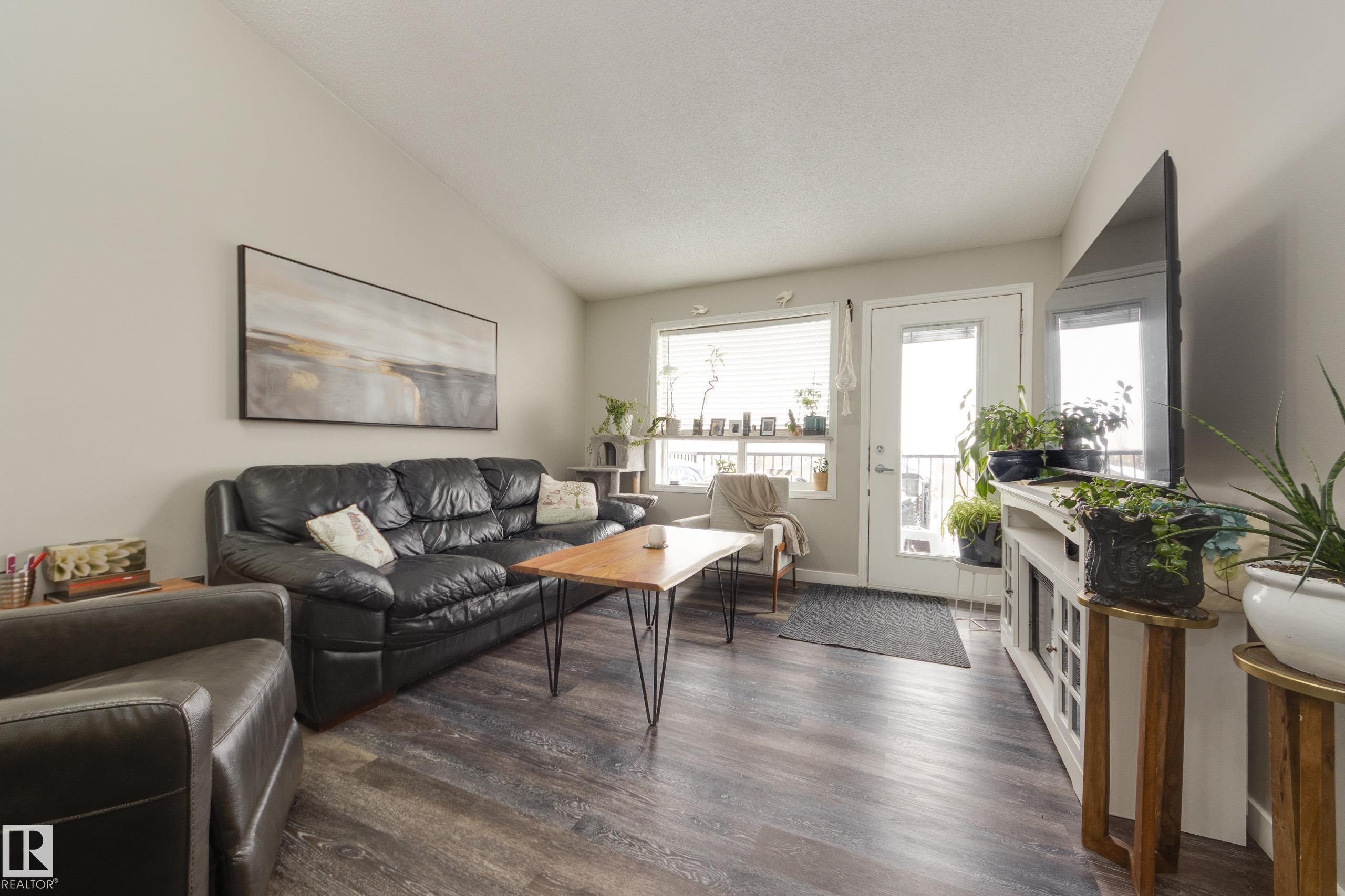 2412 9357 Simpson Drive, Edmonton, AB - Indoor Photo Showing Living Room