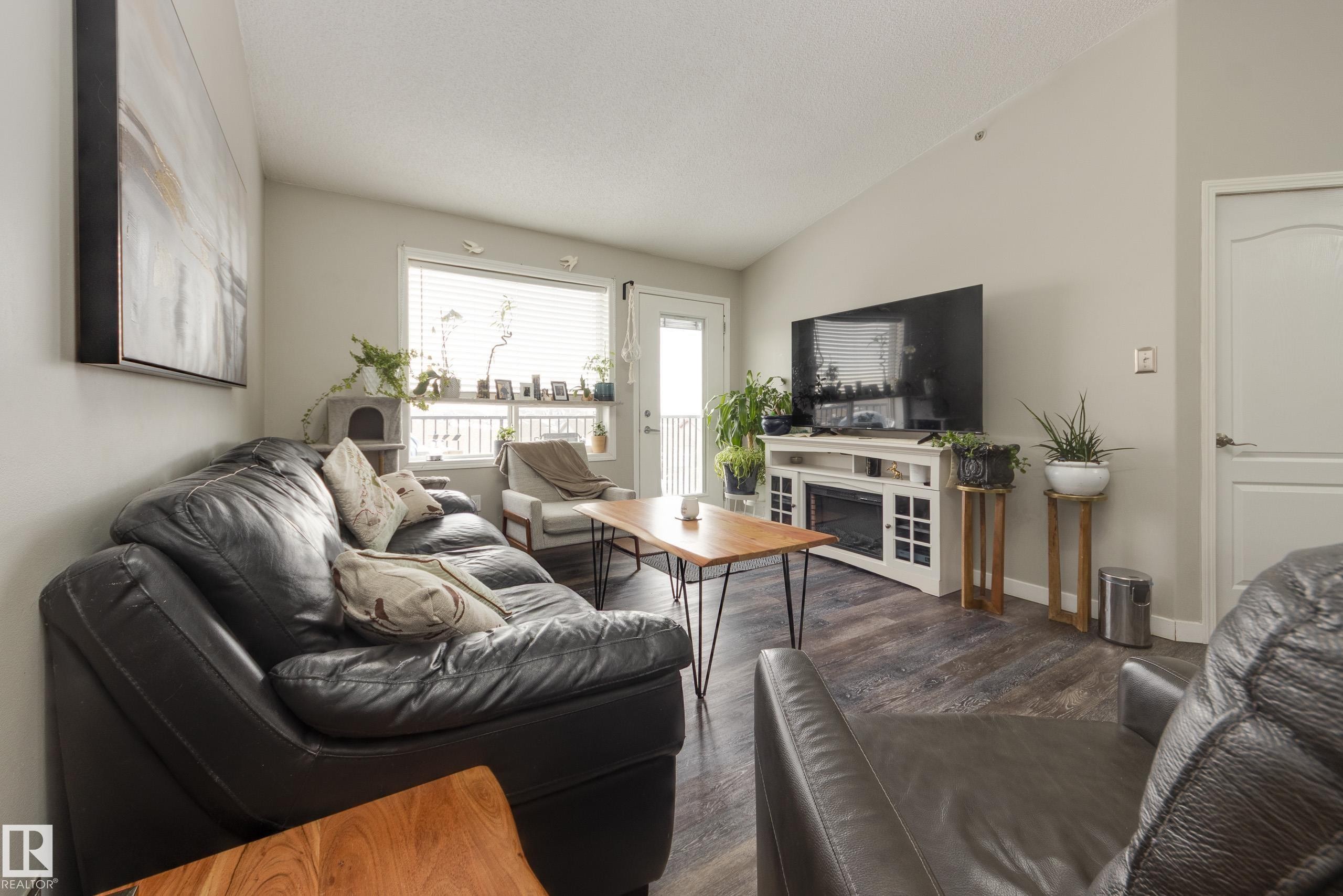 2412 9357 Simpson Drive, Edmonton, AB - Indoor Photo Showing Living Room