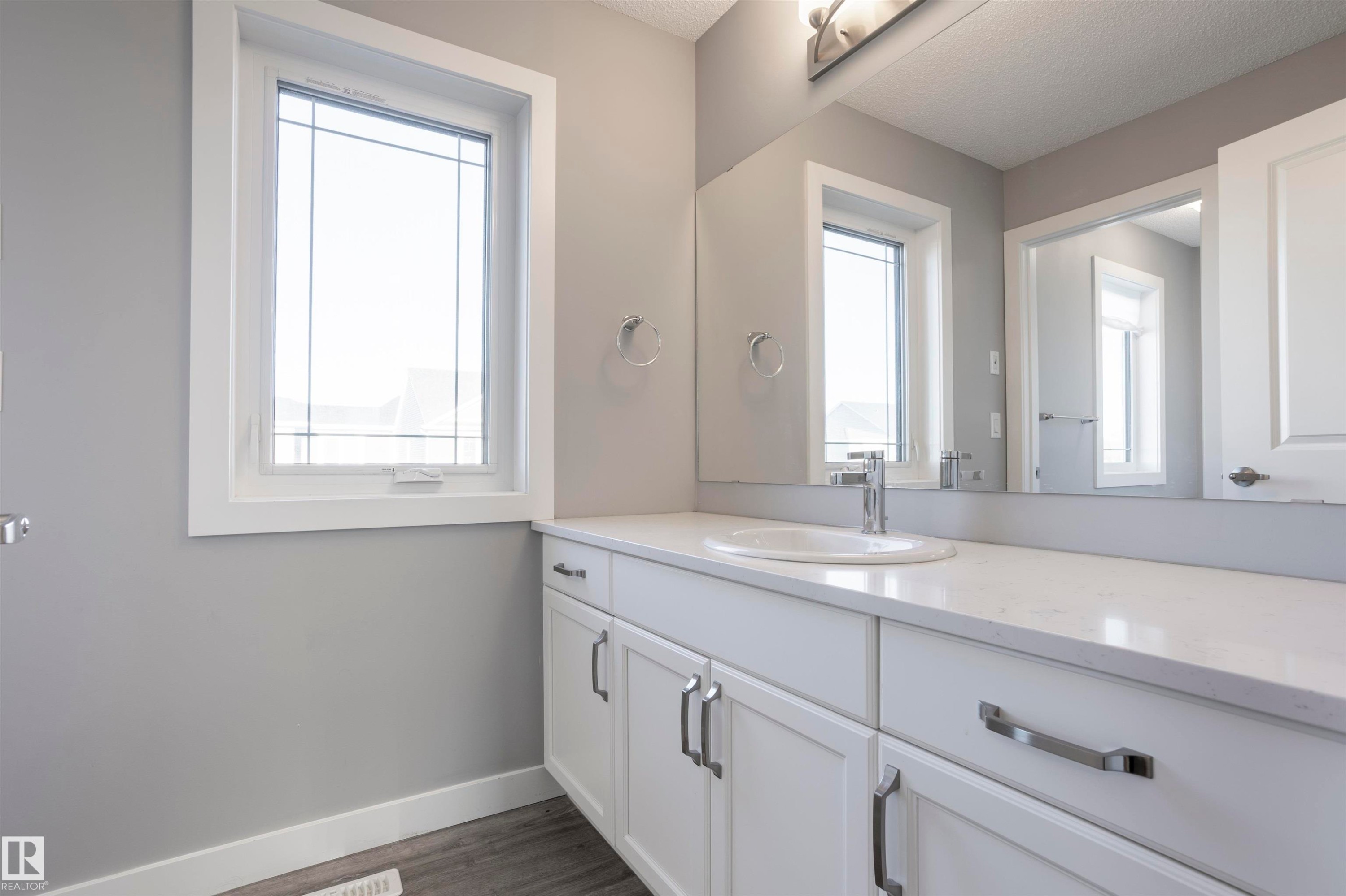 20031 18 Avenue, Edmonton, AB - Indoor Photo Showing Bathroom