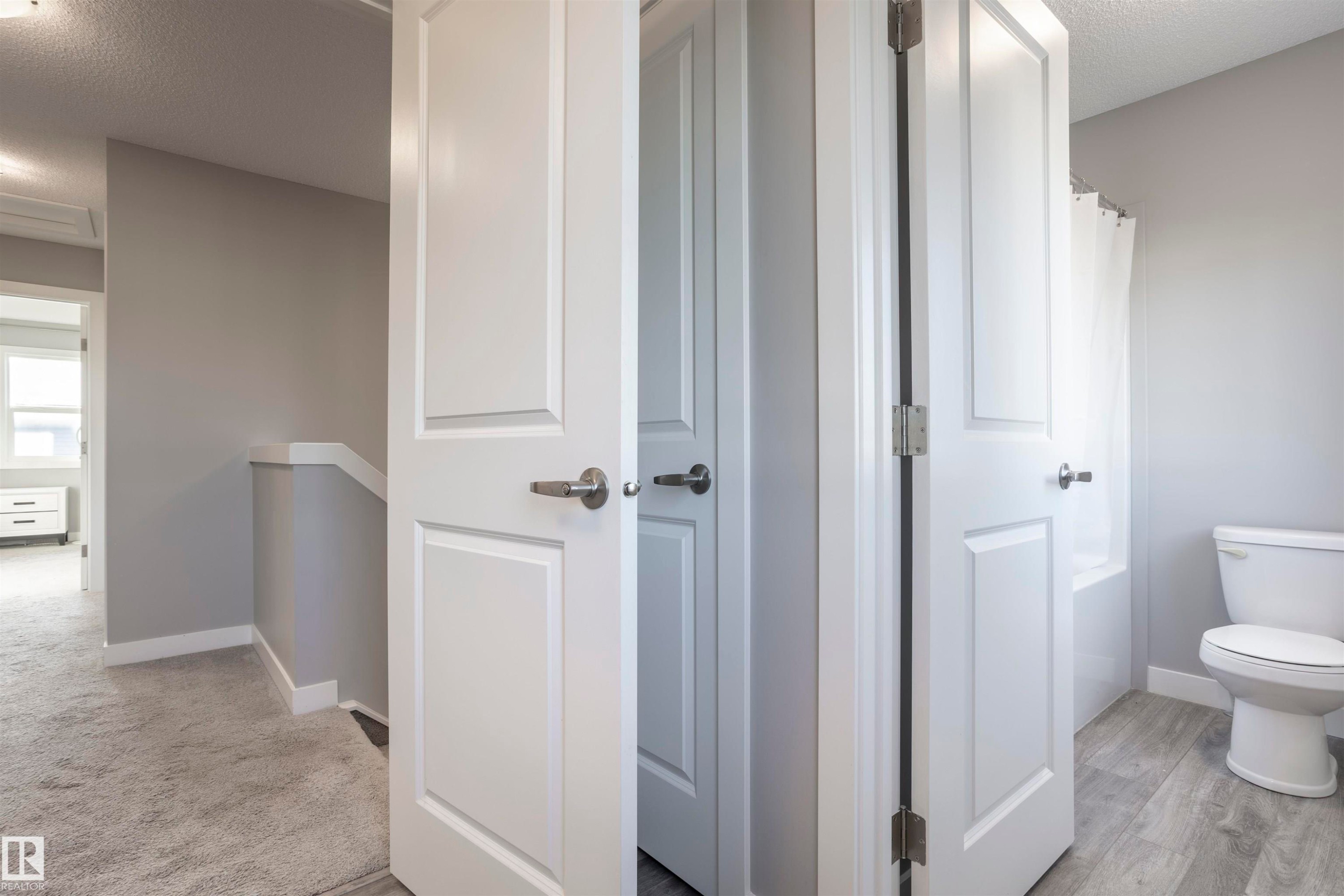 20031 18 Avenue, Edmonton, AB - Indoor Photo Showing Bathroom