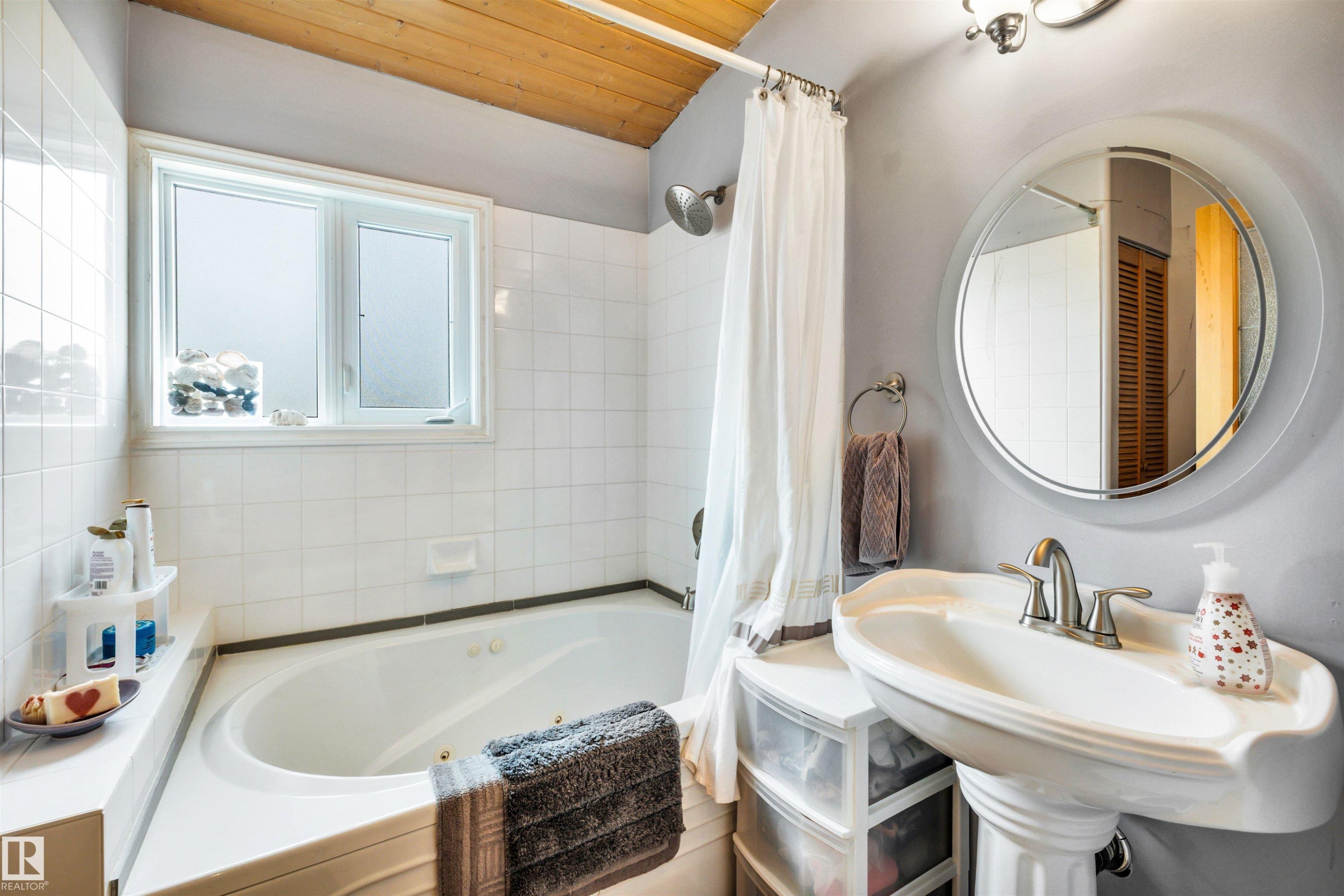 Full bath with a combined bath / shower with jetted tub and wood ceiling - 605 6St. Ross Haven, Rural Lac Ste. Anne County, AB - Indoor Photo Showing Bathroom