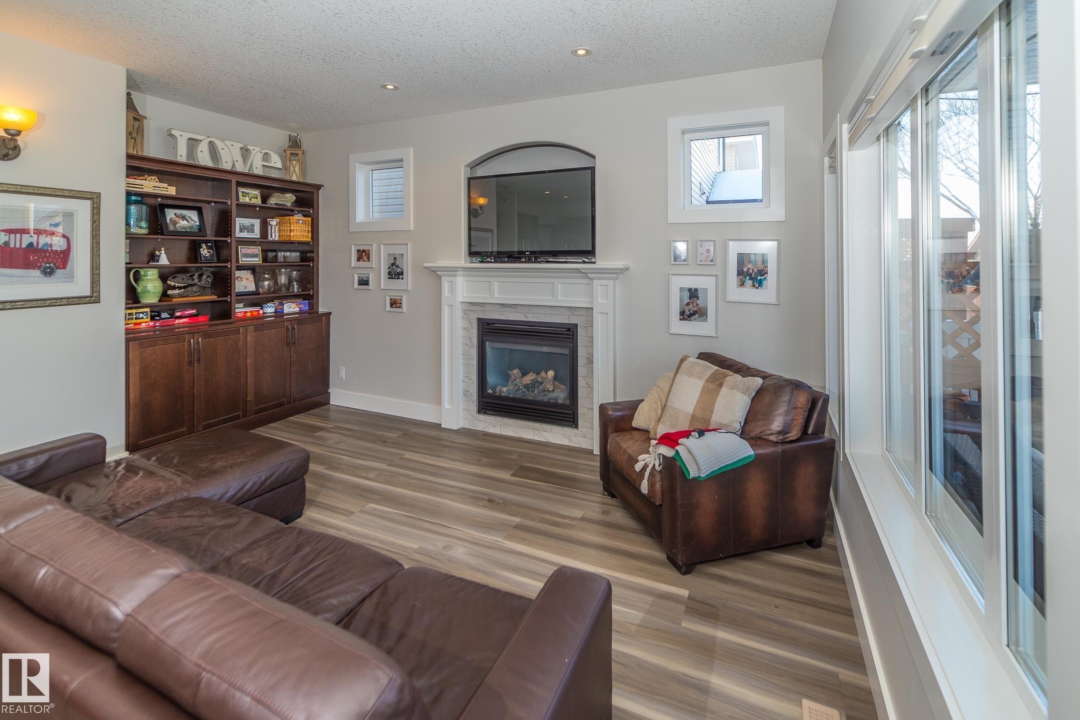 6152 Stinson Way, Edmonton, AB - Indoor Photo Showing Living Room With Fireplace