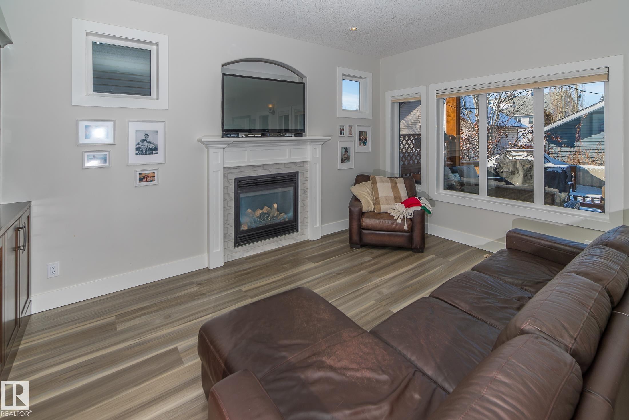 6152 Stinson Way, Edmonton, AB - Indoor Photo Showing Living Room With Fireplace