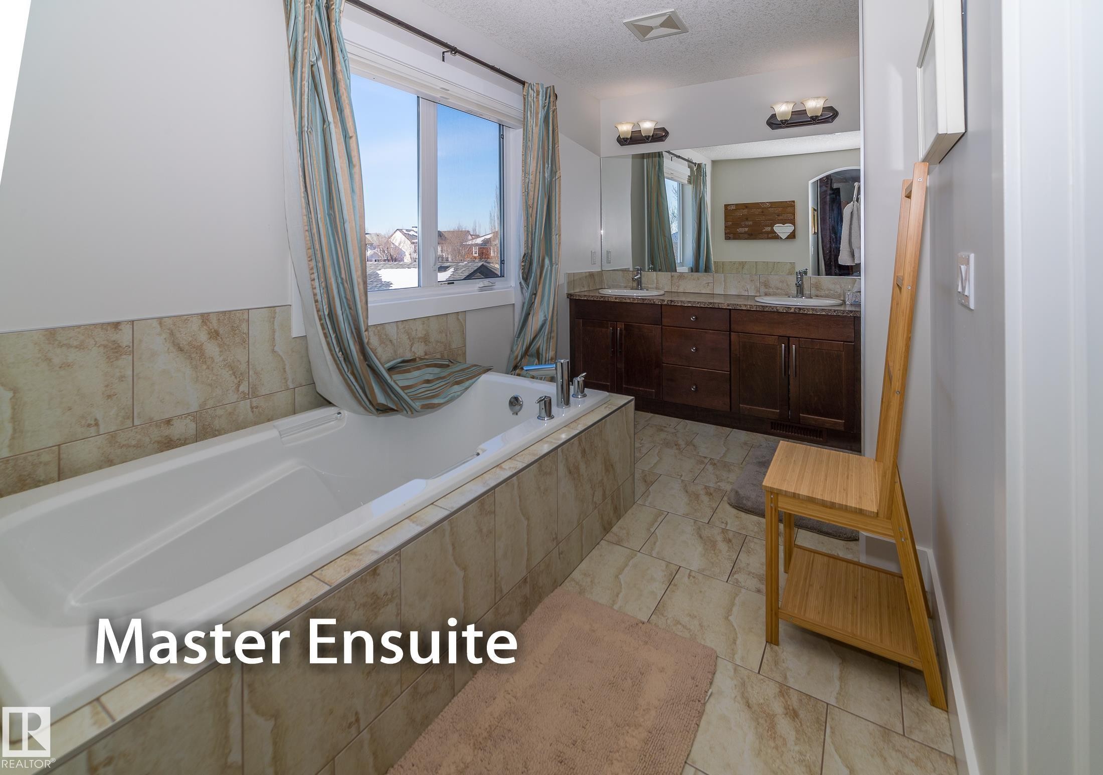 6152 Stinson Way, Edmonton, AB - Indoor Photo Showing Bathroom