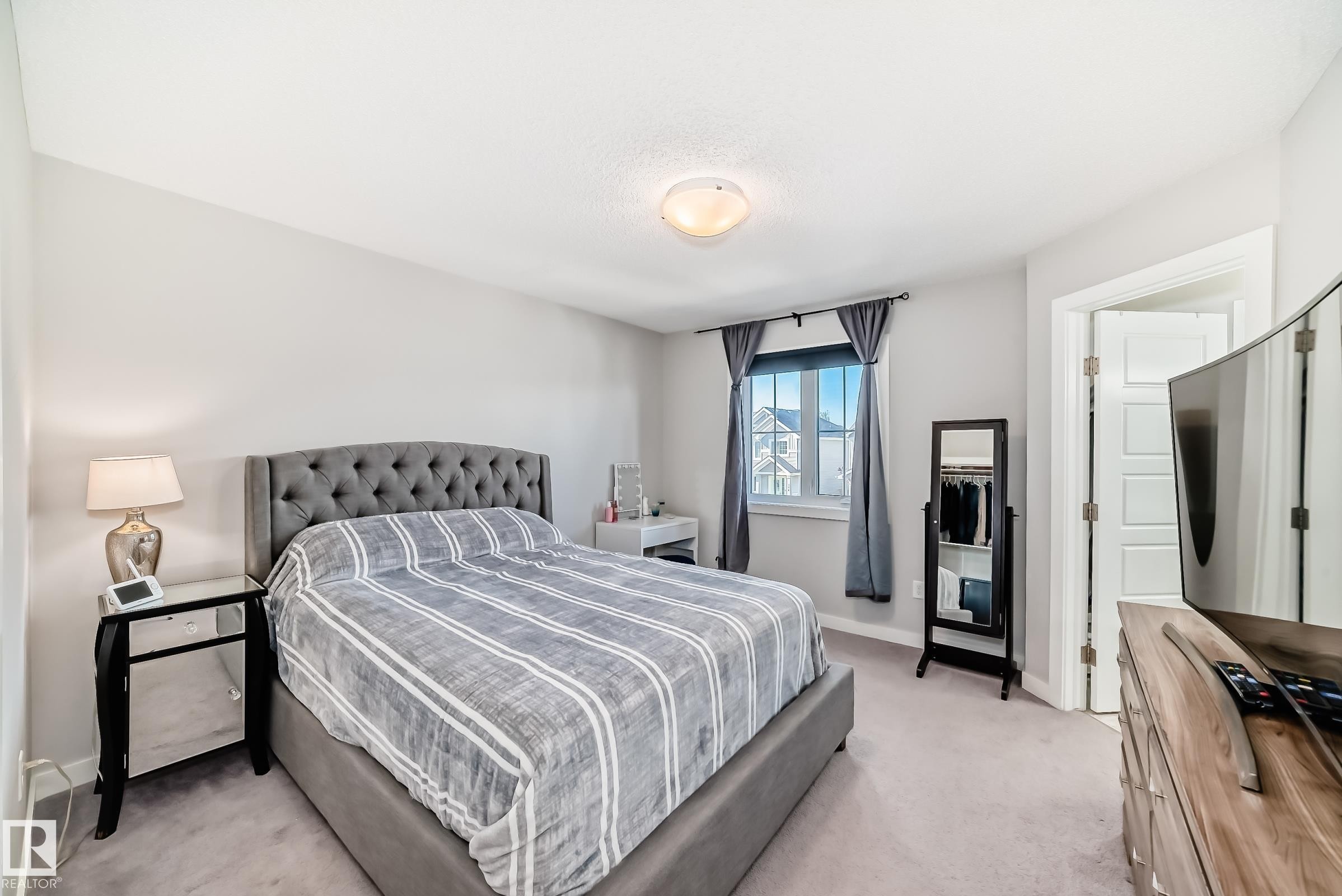 327 Desrochers Boulevard, Edmonton, AB - Indoor Photo Showing Bedroom
