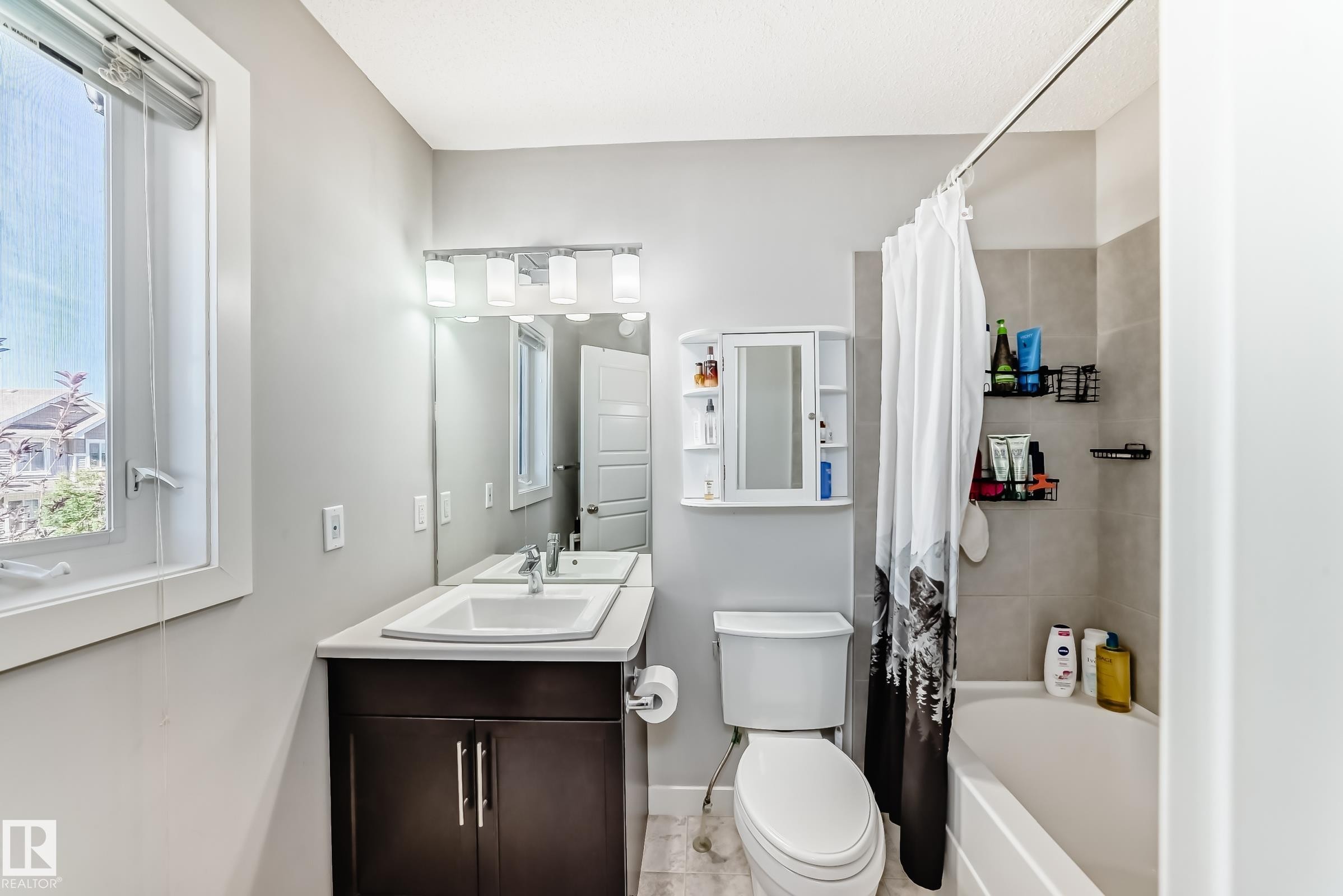 327 Desrochers Boulevard, Edmonton, AB - Indoor Photo Showing Bathroom