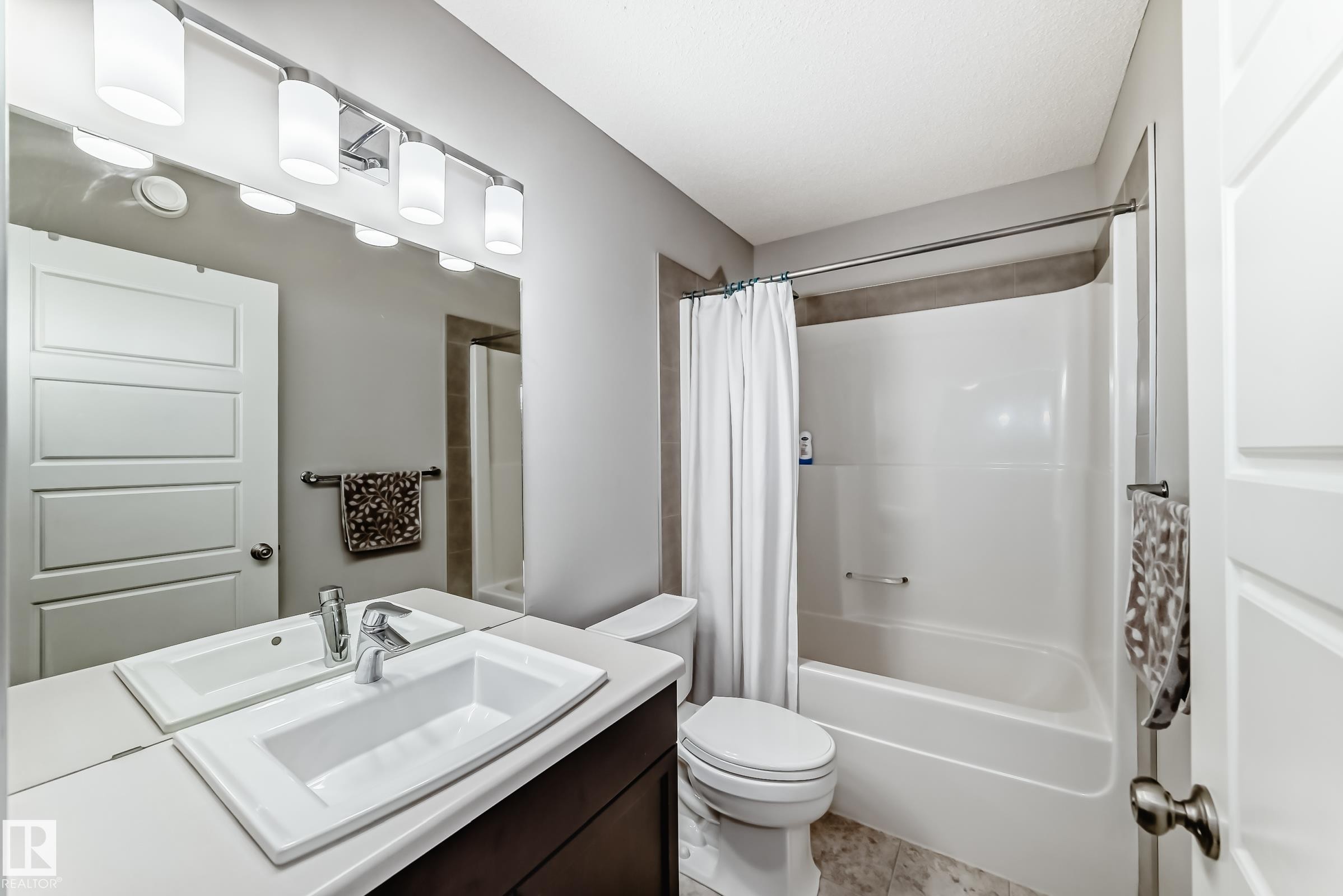 327 Desrochers Boulevard, Edmonton, AB - Indoor Photo Showing Bathroom