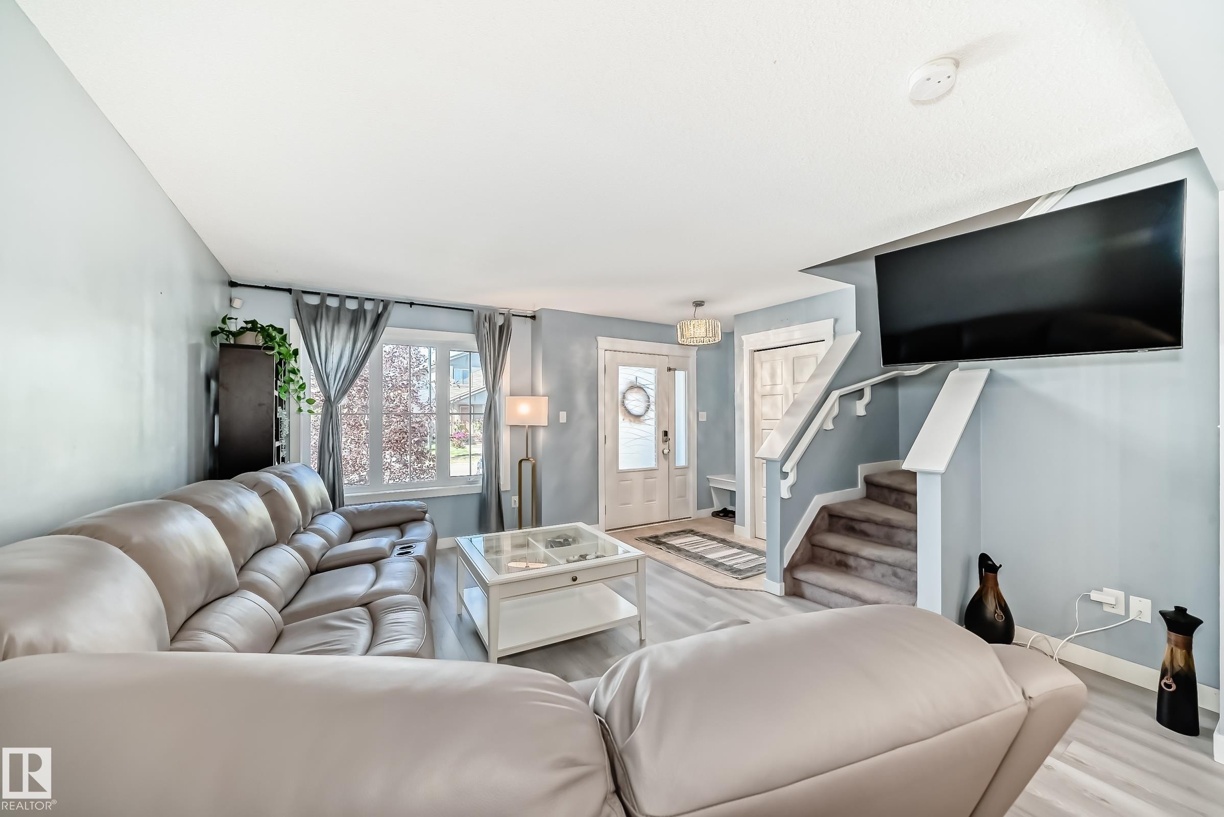 327 Desrochers Boulevard, Edmonton, AB - Indoor Photo Showing Living Room