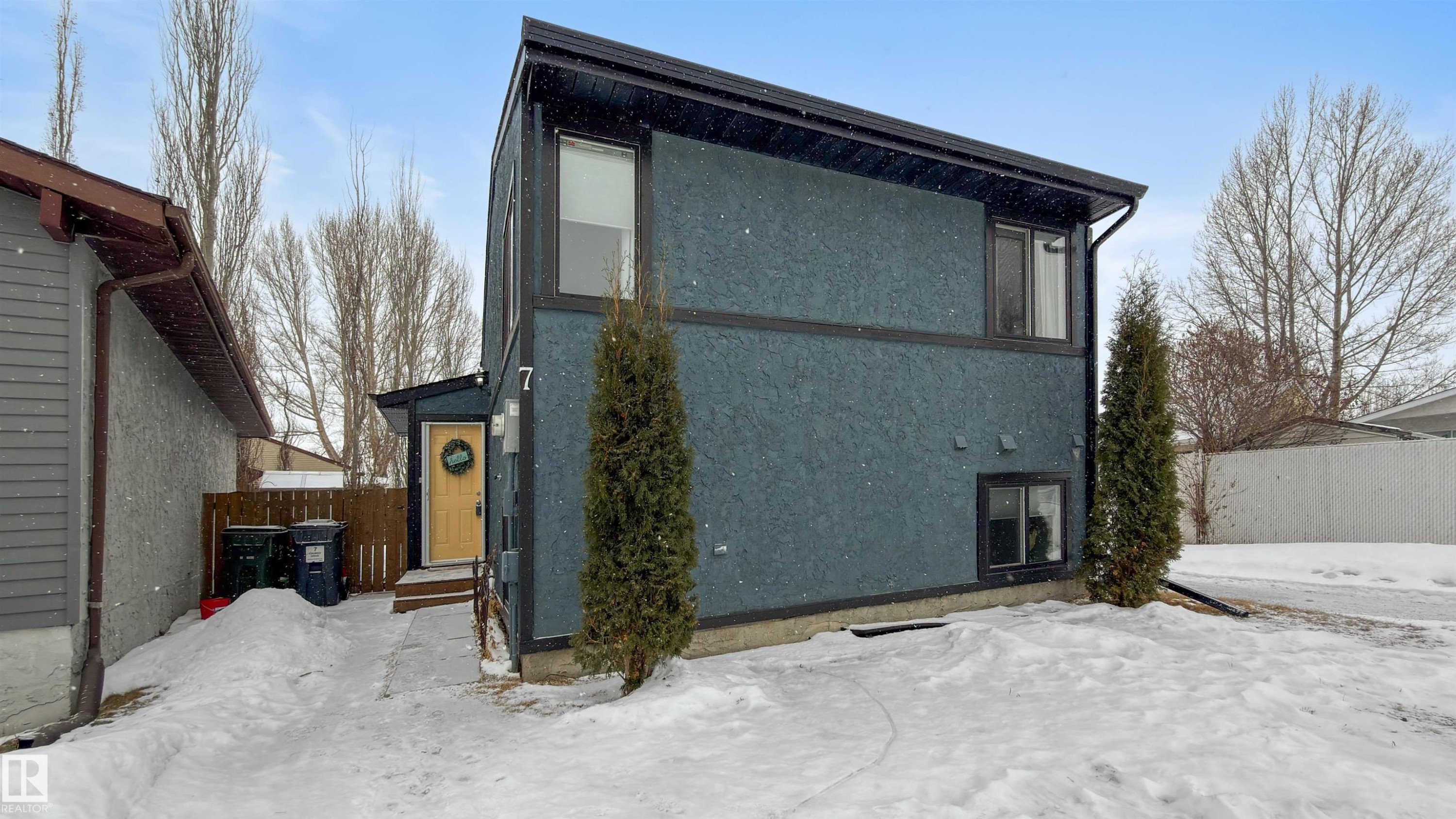 Front entrance of house with stucco siding - 7 Chungo Drive, Devon, AB - Outdoor With Exterior
