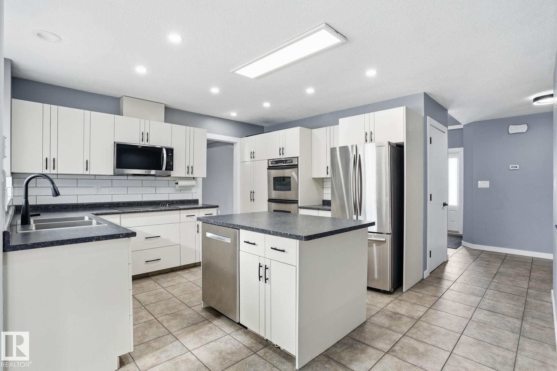 11019 10 Avenue, Edmonton, AB - Indoor Photo Showing Kitchen With Double Sink