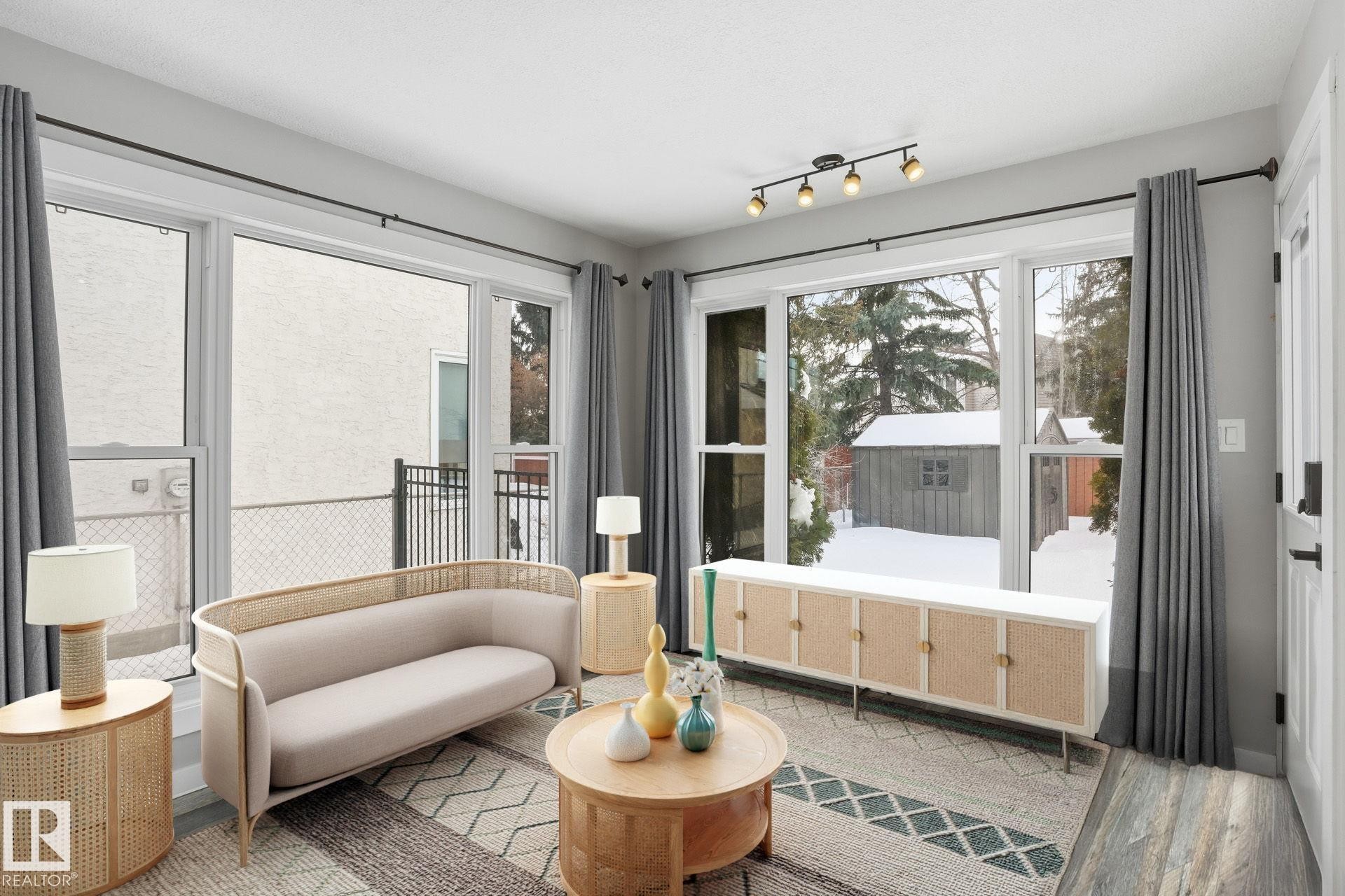 11019 10 Avenue, Edmonton, AB - Indoor Photo Showing Living Room