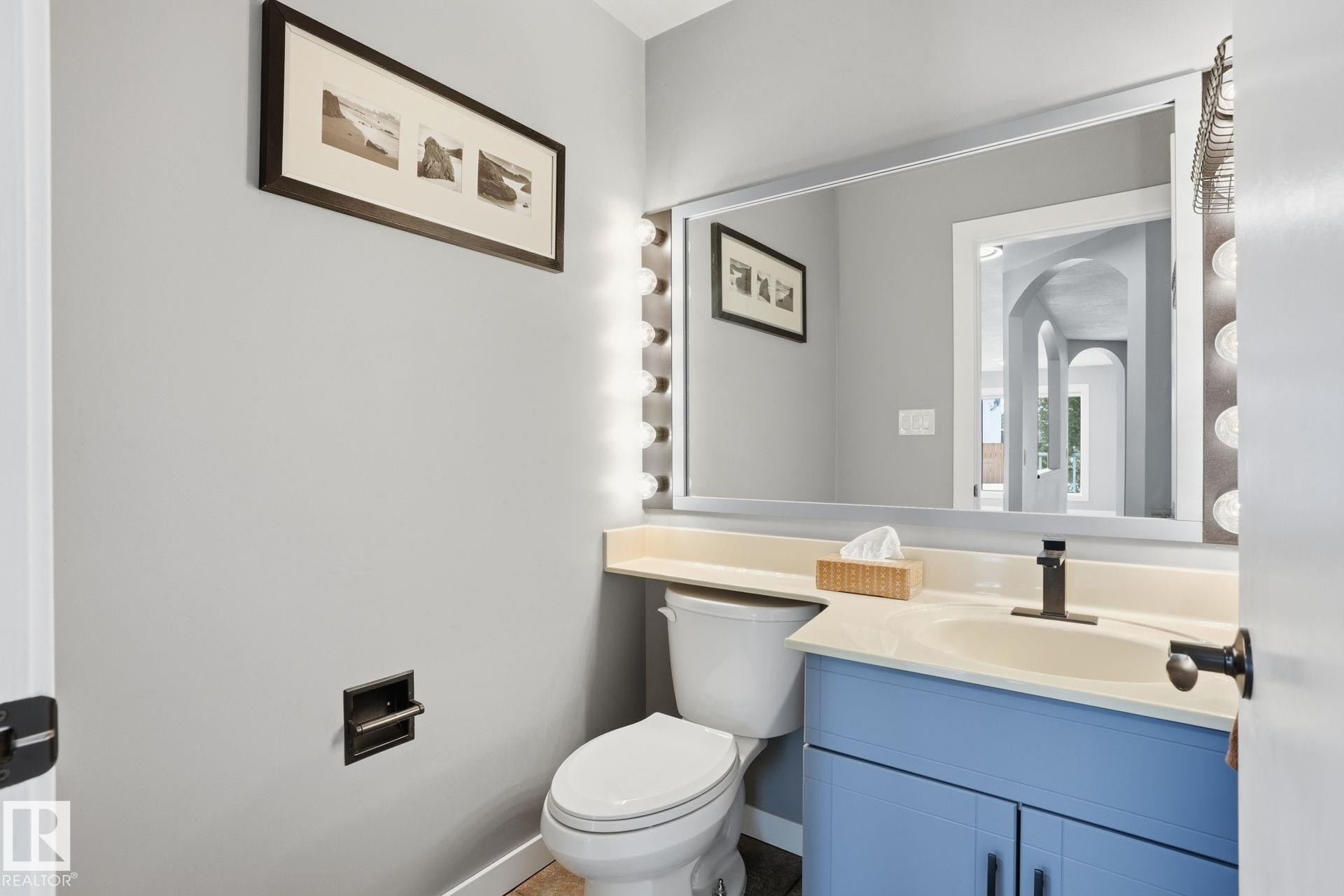 11019 10 Avenue, Edmonton, AB - Indoor Photo Showing Bathroom