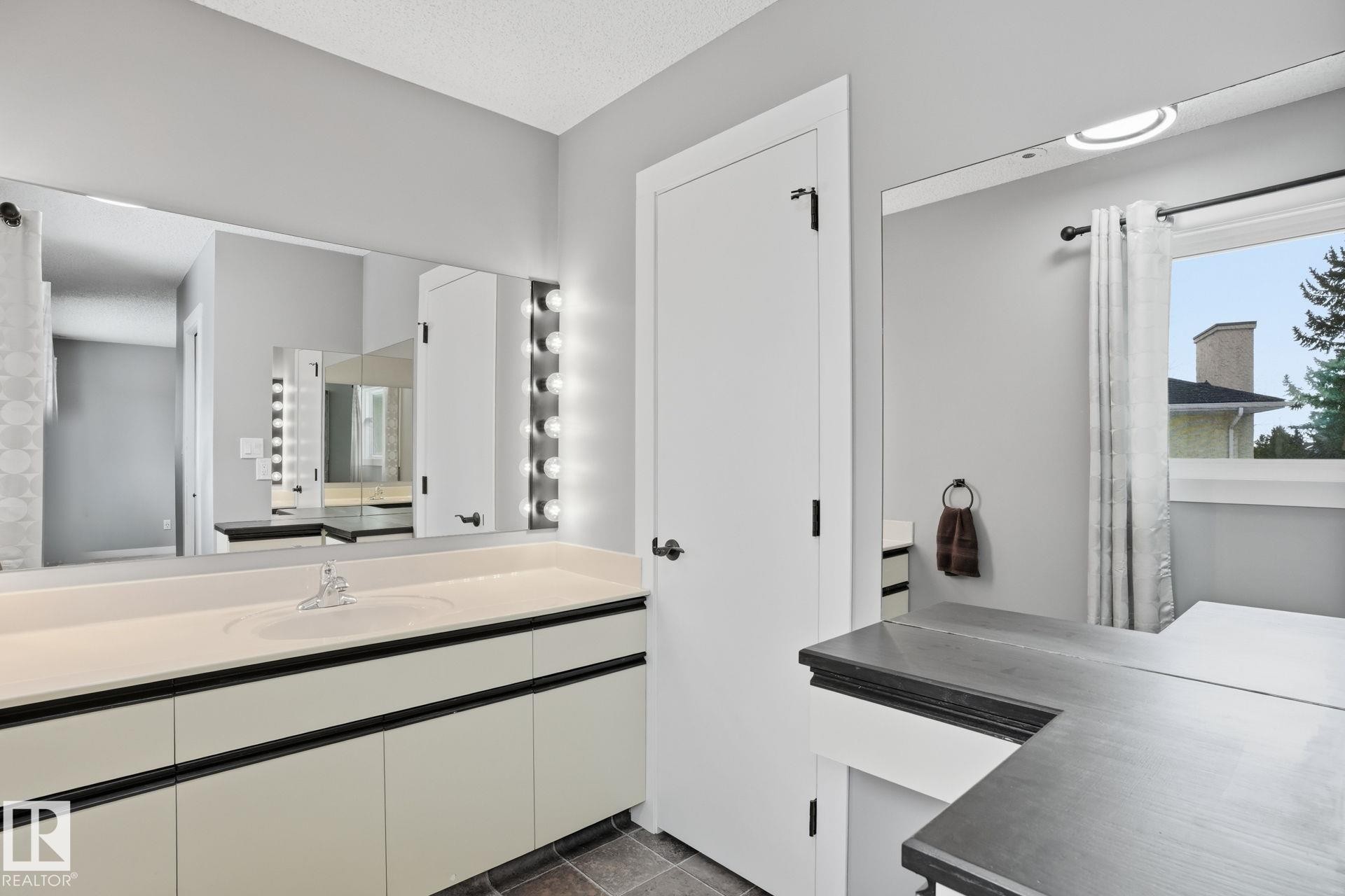 11019 10 Avenue, Edmonton, AB - Indoor Photo Showing Bathroom